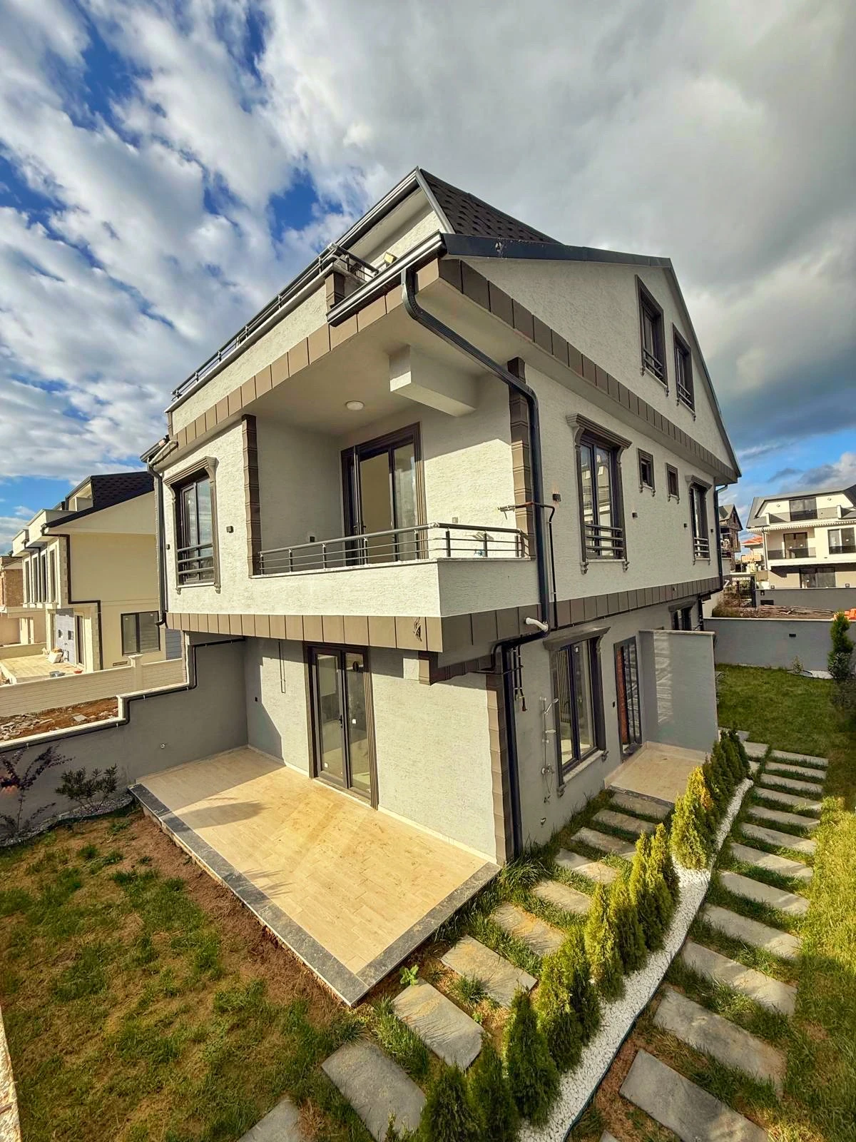 PLAJA 110METRE, ÖN CEPHE, LÜKS DİZAYN, EBEVEYN BANYO F/P TRİPLEKS 3+1 VİLLA! KOCAALİ ALANDERE MH