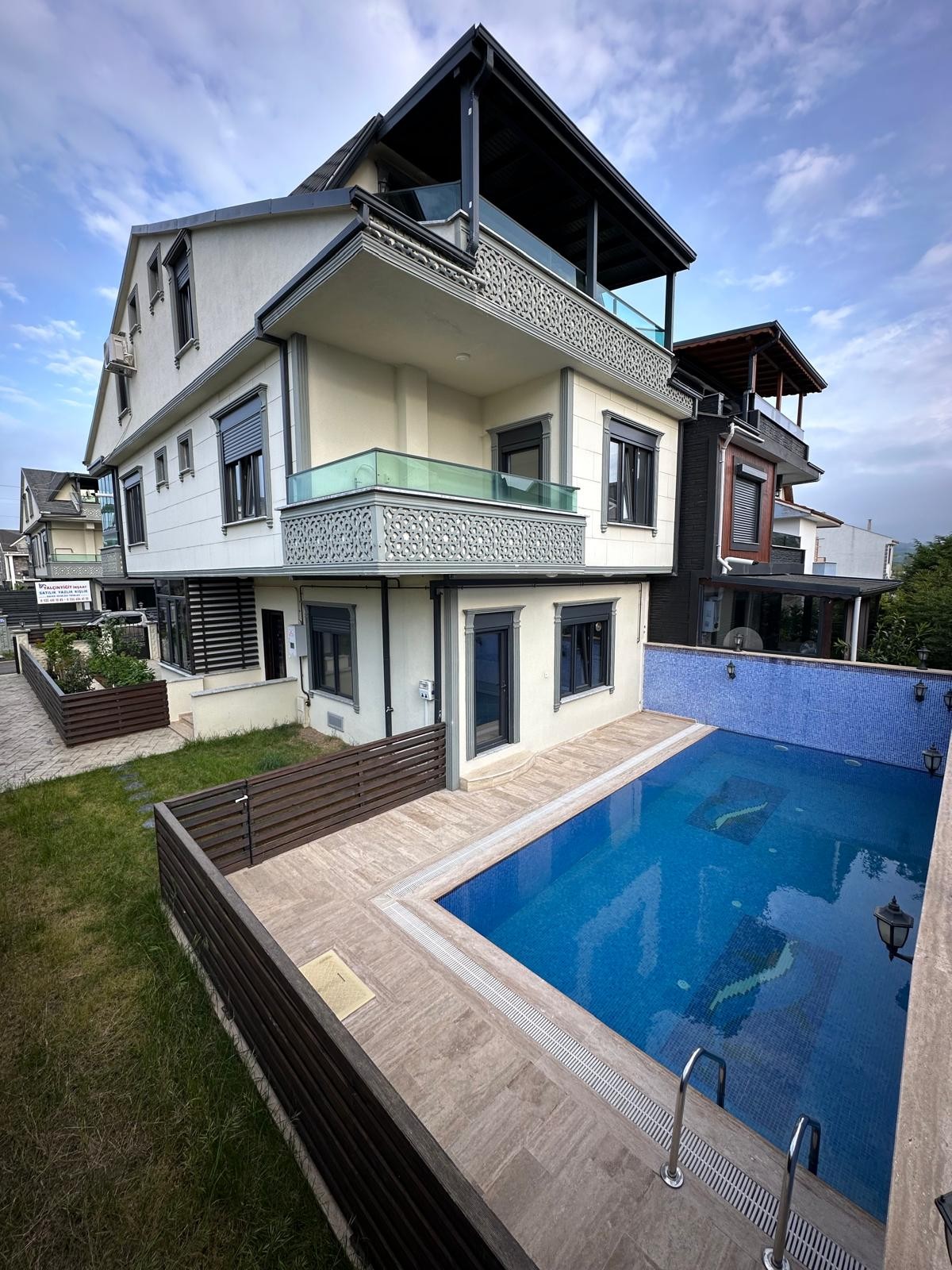 LÜKS DİZAYN, KOMPLE PANJURLU, HAVUZLU, YERDEN ISITMA 4+1 TRİPLEKS VİLLA! KOCAALİ YALI MH