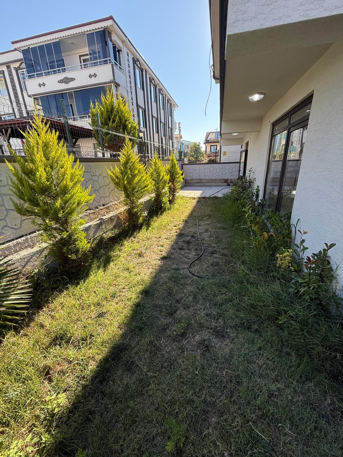 JAKUZİLİ, ULTRA GENİŞ BAHÇE, MERKEZ PLAJ, YERDEN ISITMA, EBEVEYN BANYOLU 4+1 TRİPLEKS VİLLA! KOCAALİ YALI MH
