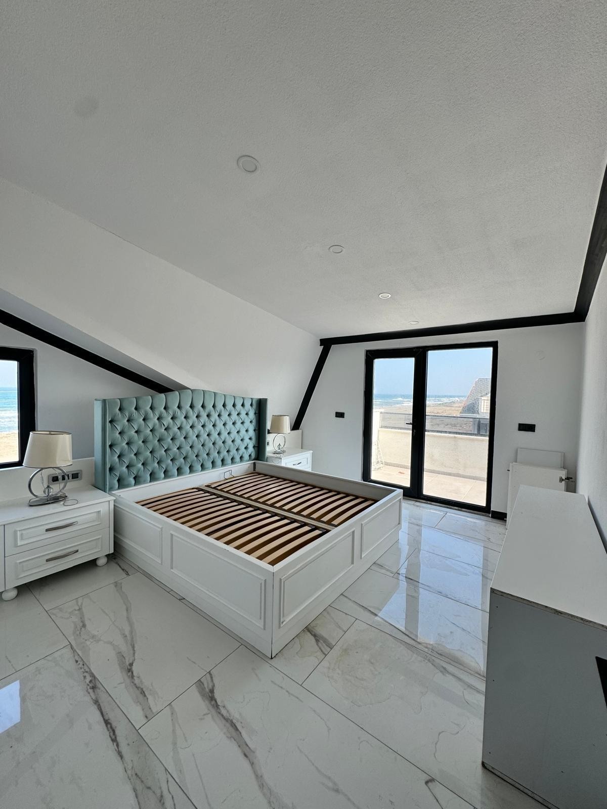 DENİZE SIFIR, 376M2 ARSA İÇİNDE, KÖŞE PARSEL 5+1 TRİPLEKS VİLLA! KOCAALİ ALANDERE MH