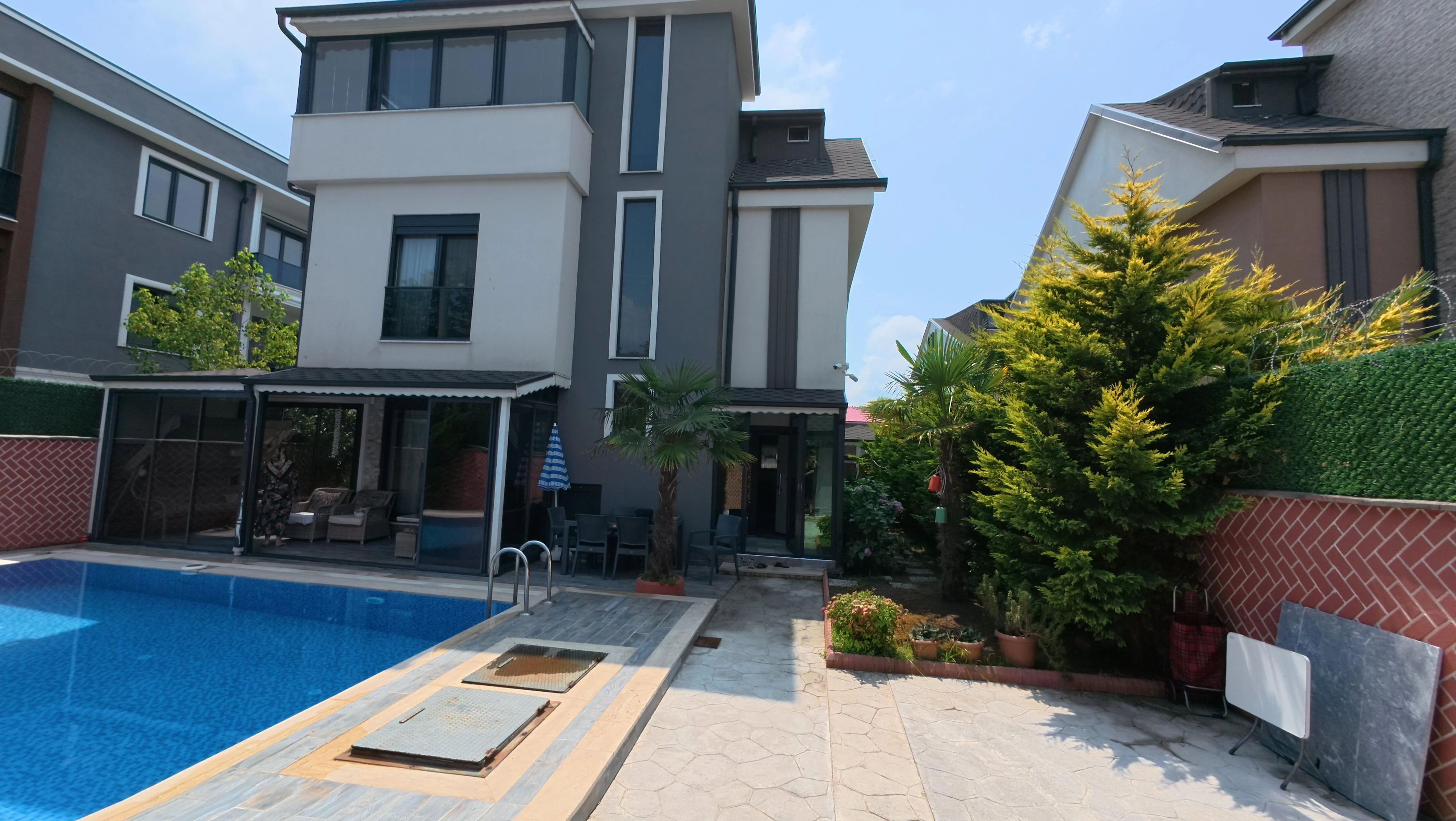 300m2 ARSA İÇİNDE TAM BAĞIMSIZ MÜSTAKİL! HAVUZLU, JAKUZİLİ, ULTRA GENİŞ BAHÇE, KENDİNE GARAJLI 4+1 TRİPLEKS VİLLA! KOCAALİ YALI MH