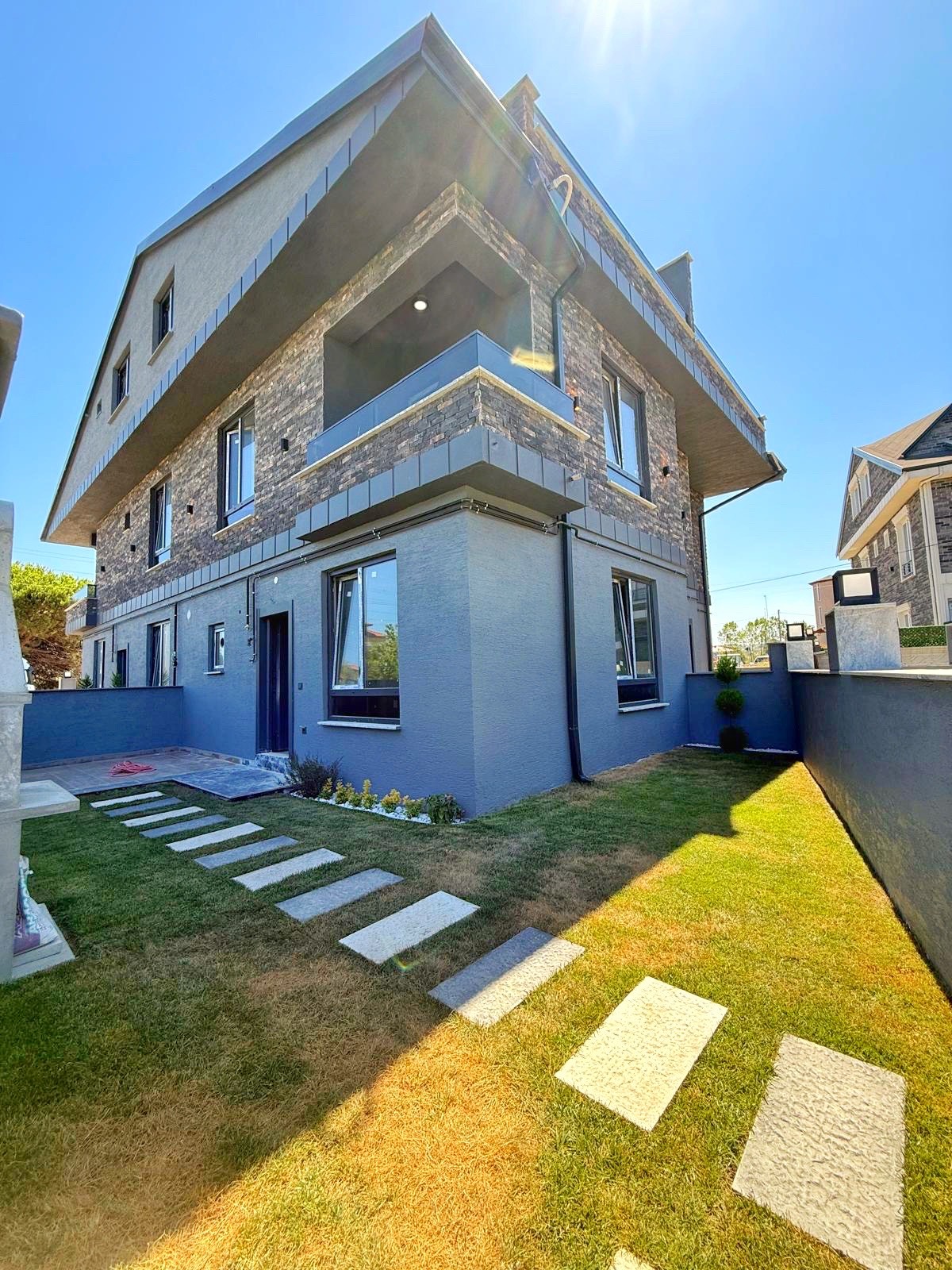 GENİŞ BAHÇE ALANLI, YERDEN ISITMA, KOMPLE GRANİT ZEMİN, EBEVEYN BANYOLU 3+1 TRİPLEKS VİLLA! KOCAALİ ALANDERE MH