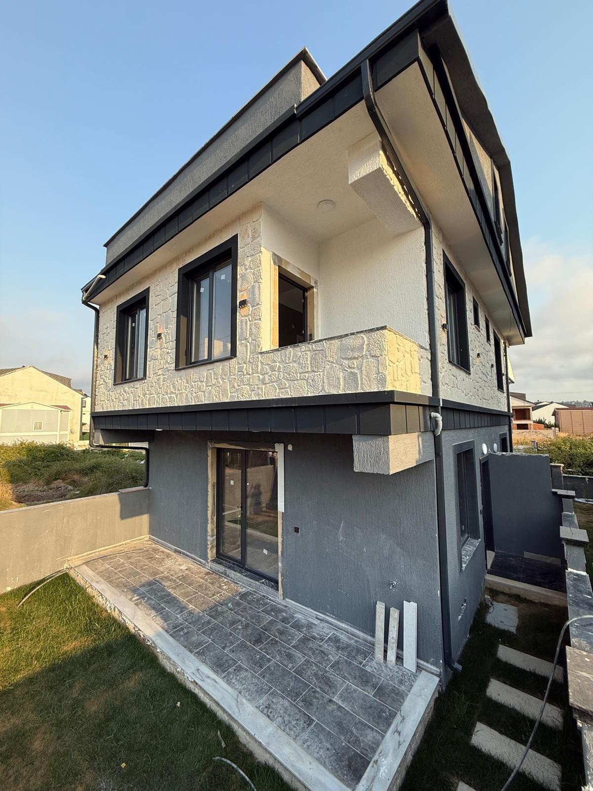ÖN CEPHE, MÜSTAKİL GİRİŞ-BAHÇE, EBEVEYN BANYO 3+1 TRİPLEKS VİLLA! KOCAALİ ALANDERE MH