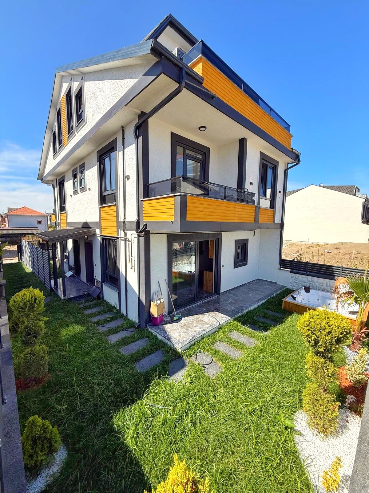 BAHÇE VE TERAS JAKUZİLİ, LÜKS DİZAYN, GENİŞ BAHÇE-BİNA KULLANIM ALANLI 3+1 TRİPLEKS VİLLA! KOCAALİ ALANDERE MH