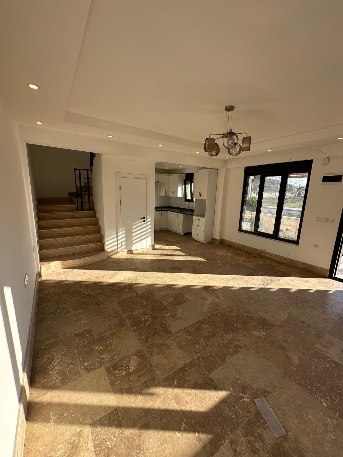 PANJURLU, VERANDALI, OTURUMA HAZIR, EBEVEYN BANYO 3+1 TRİPLEKS VİLLA! KOCAALİ YALI MH