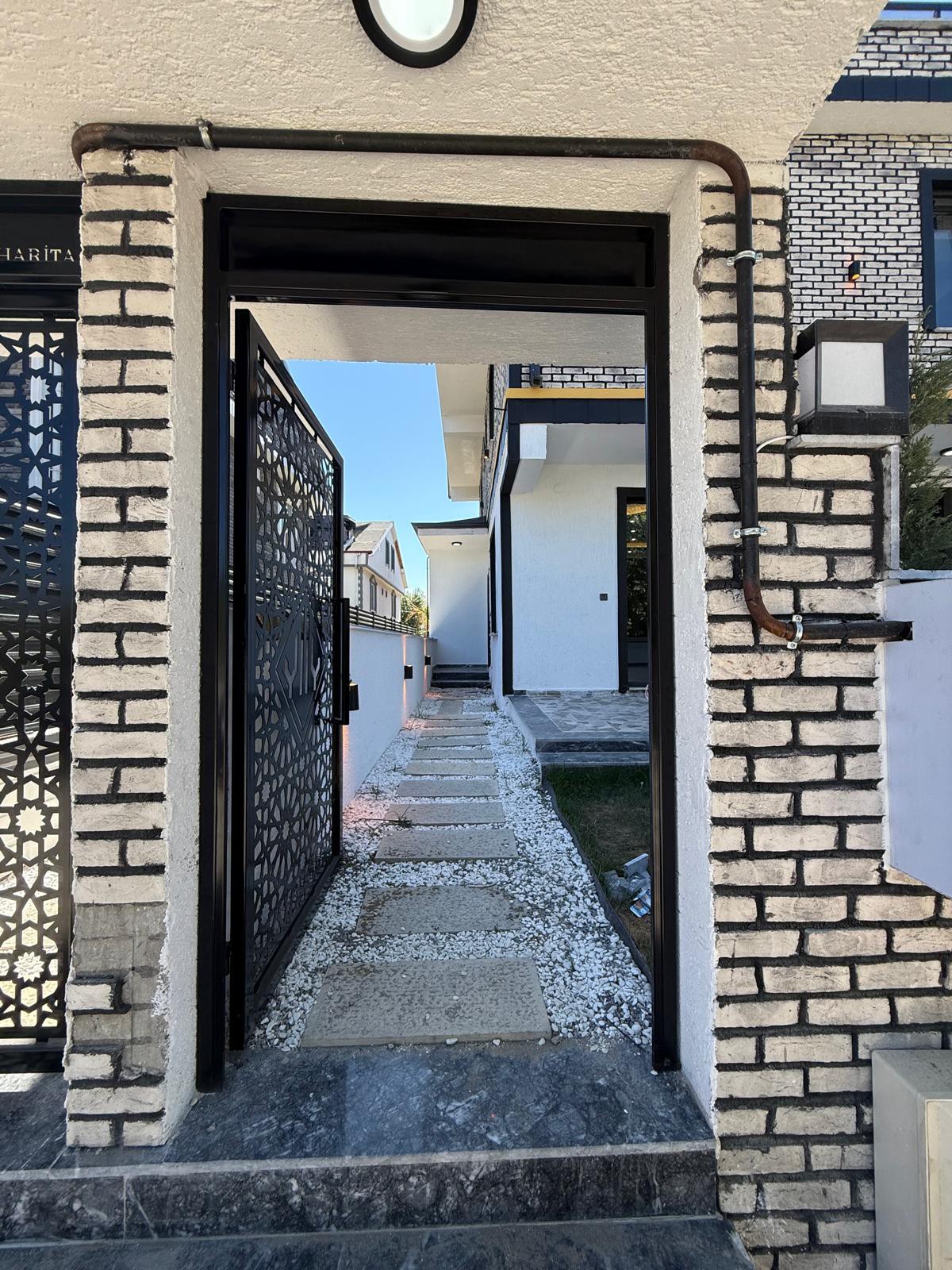 ÖN CEPHE, LÜKS DİZAYN, MERKEZ PLAJ, YERDEN ISITMA, PLAJA 200METRE 3+1 TRİPLEKS VİLLA! KOCAALİ YALI MH