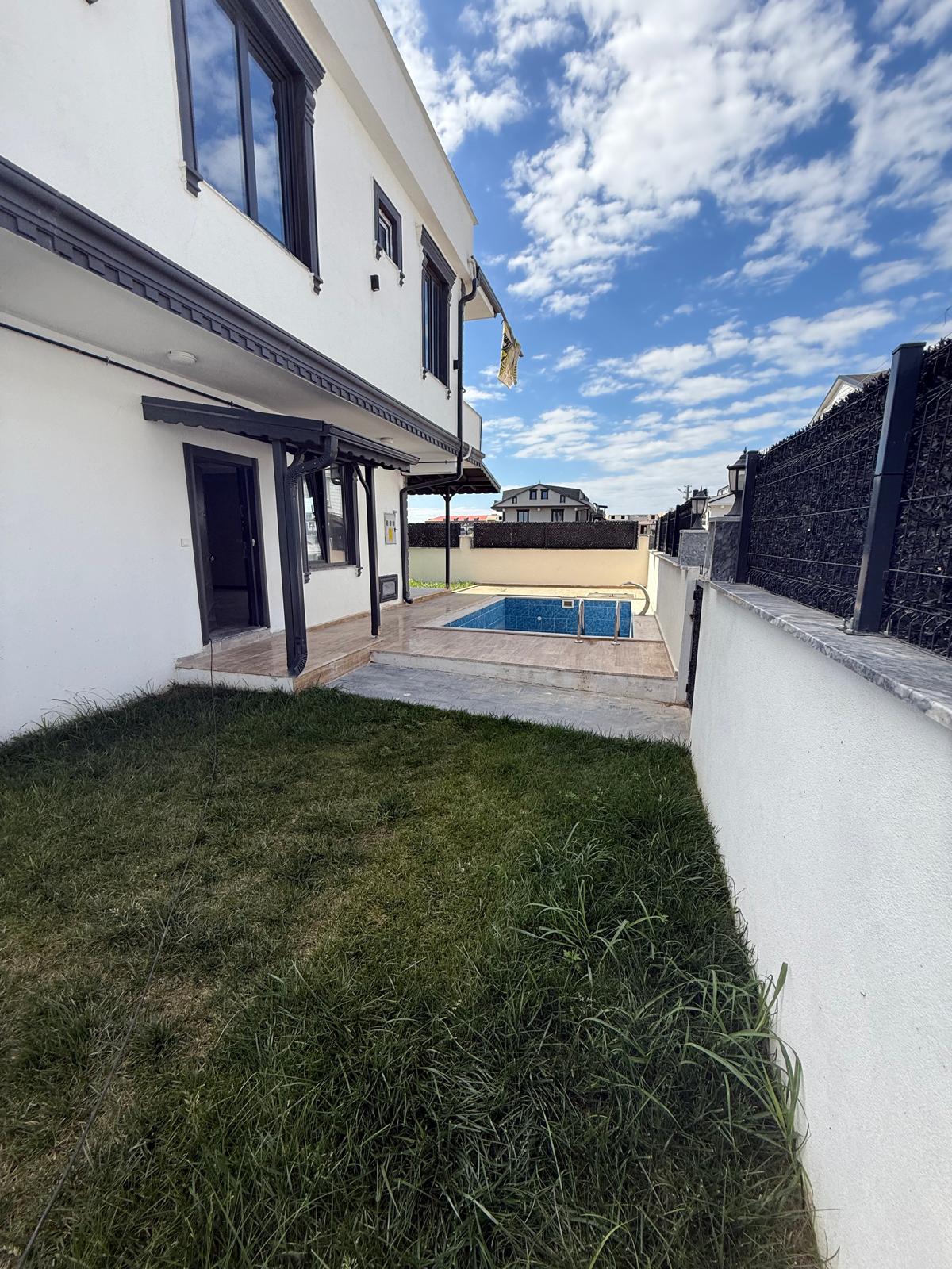 ULTRA GENİŞ BAHÇE, HAVUZLU, KÖŞE PARSEL, MERKEZ PLAJ 3+1 TRİPLEKS VİLLA! KOCAALİ YAYLA MH