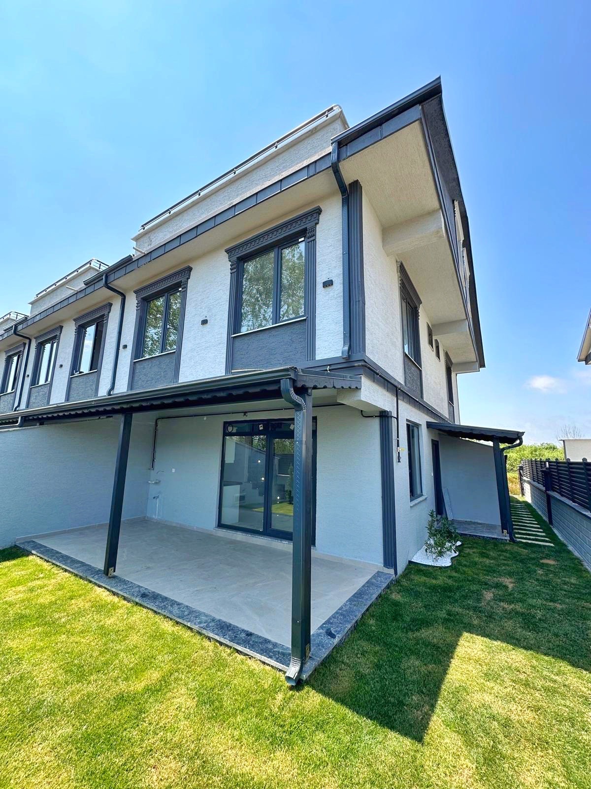 ARKA CEPHE, BAĞIMSIZ MÜSTAKİL GİRİŞ, VERANDALI, YERDEN ISITMA  3+1 TRİPLEKS VİLLA! KOCAALİ ALANDERE MH