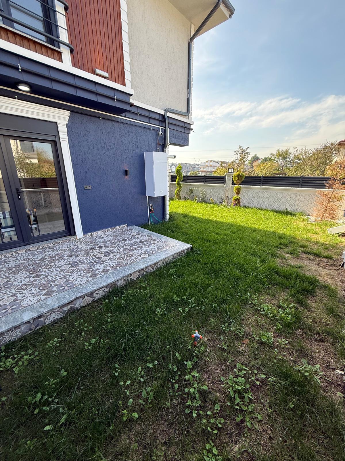 ARAÇ ŞARJ İSTASYONLU, KÖŞE PARSEL, MERKEZ PLAJ, OTURUMA HAZIR, ULTRA GENİŞ BAHÇE 3+1 TRİPLEKS VİLLA! KOCAALİ YALI MH