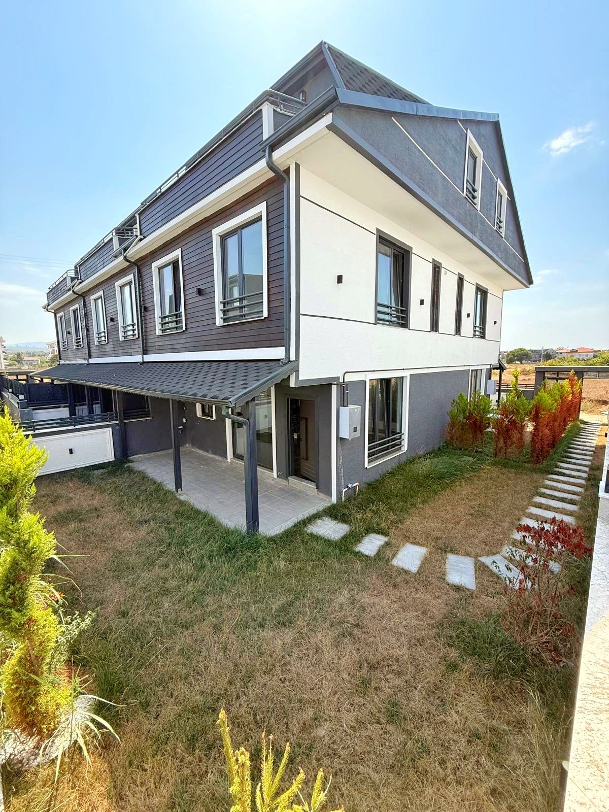 LÜKS DİZAYN, GENİŞ BAHÇE, ARKA CEPHE, VERANDALI, EBEVEYN BANYOLU 3+1 TRİPLEKS VİLLA! KOCAALİ ALANDERE MH