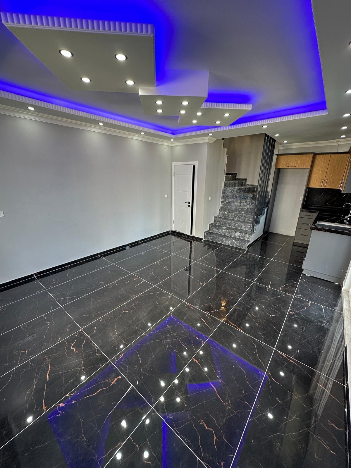 ÖN CEPHE, EBEVEYN BANYO, MÜSTAKİL GİRİŞ, MÜSTAKİL BAHÇE, VERANDALI 3+1 TRİPLEKS VİLLA! KOCAALİ ALANDERE MH