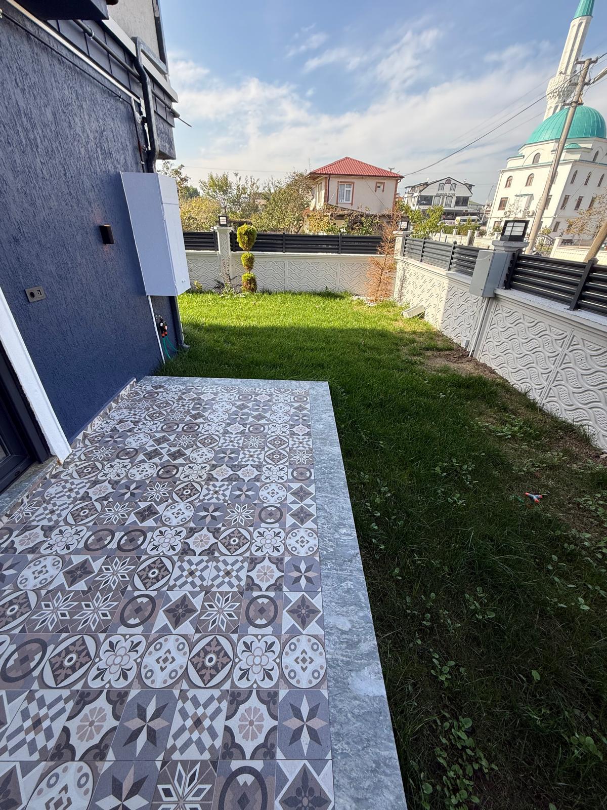 ARAÇ ŞARJ İSTASYONLU, KÖŞE PARSEL, MERKEZ PLAJ, OTURUMA HAZIR, ULTRA GENİŞ BAHÇE 3+1 TRİPLEKS VİLLA! KOCAALİ YALI MH