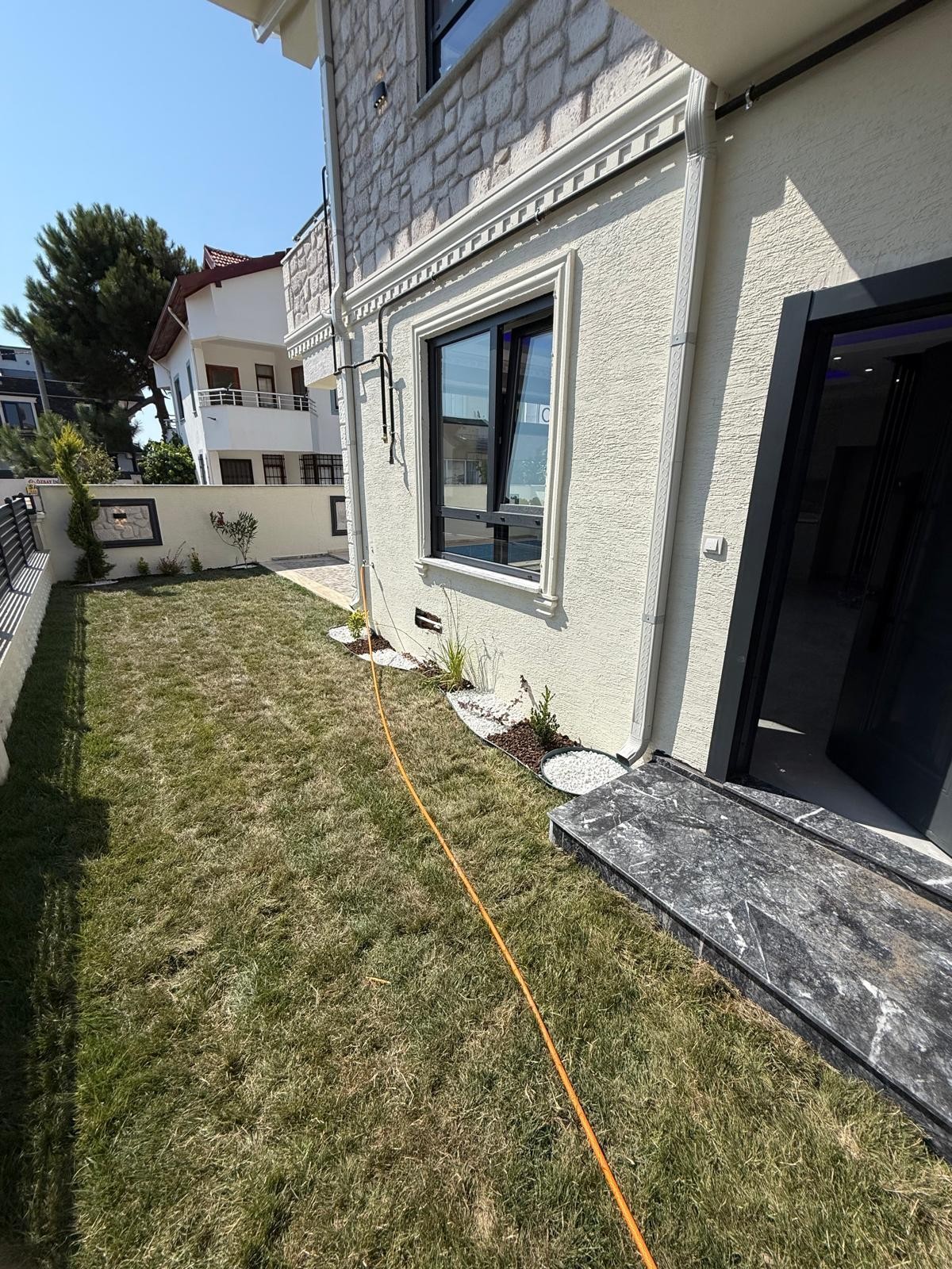 KAPANMAZ DENİZ MANZARALI, PLAJA 30METRE, ALAÇATI TAŞ KONSEPT, ARKA CEPHE, HAVUZLU 4+1 TRİPLEKS VİLLA! KOCAALİ ALANDERE MH