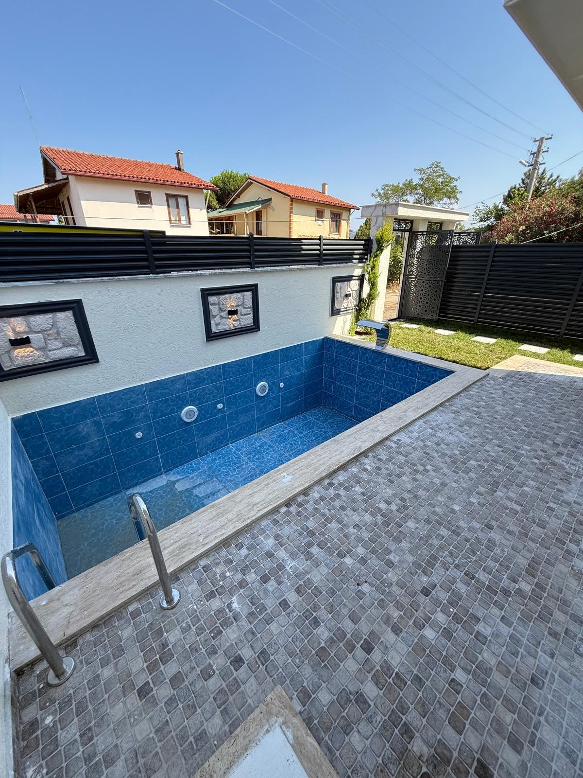 KAPANMAZ DENİZ MANZARALI, PLAJA 30METRE, ALAÇATI TAŞ KONSEPT, ÖN CEPHE, HAVUZLU 4+1 TRİPLEKS VİLLA! KOCAALİ ALANDERE MH