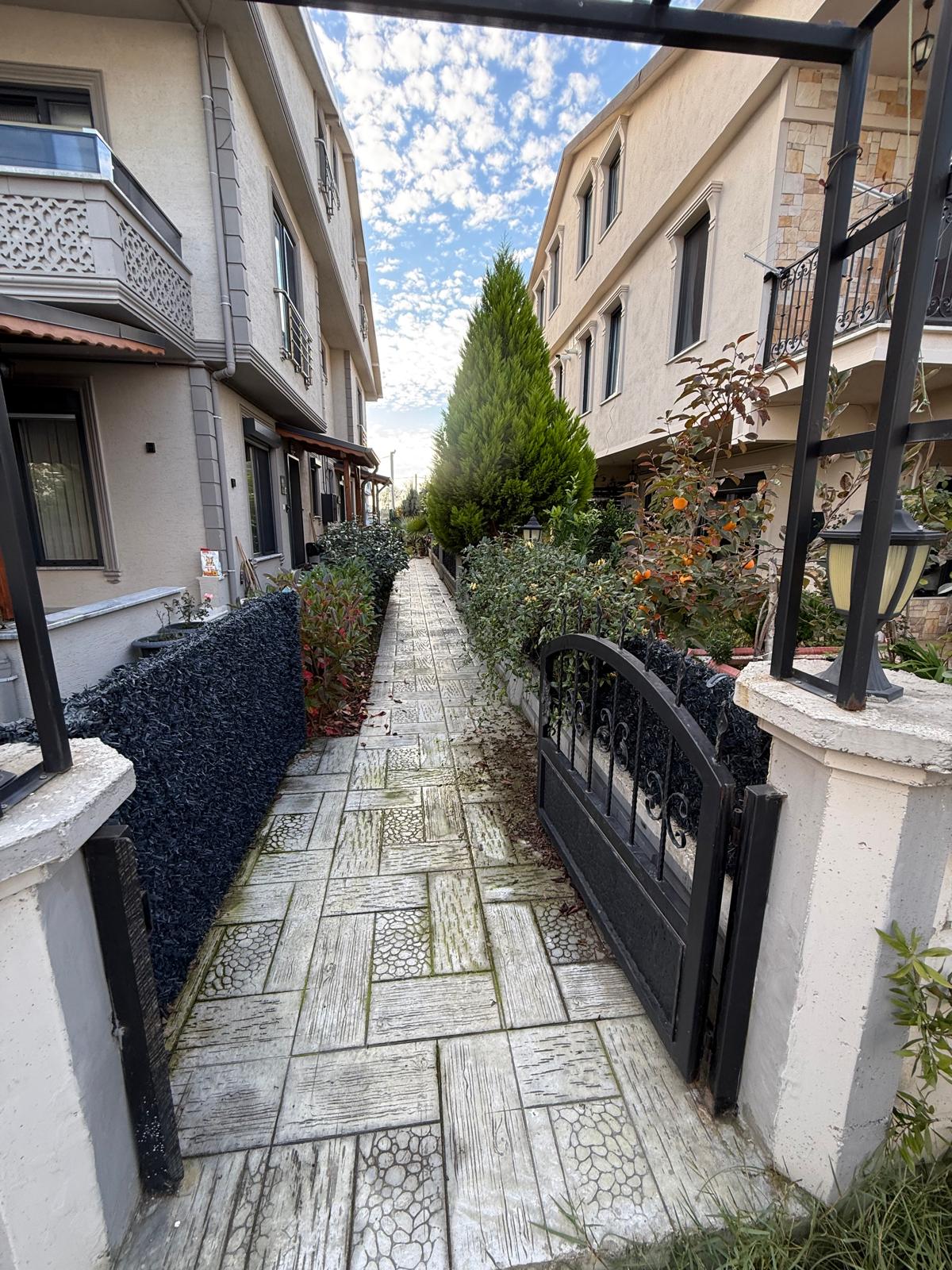 MERKEZ PLAJ, ARKA CEPHE, PLAJA 200METRE, EBEVEYN BANYOLU TRİPLEKS 3+1 VİLLA! KOCAALİ YALI MH