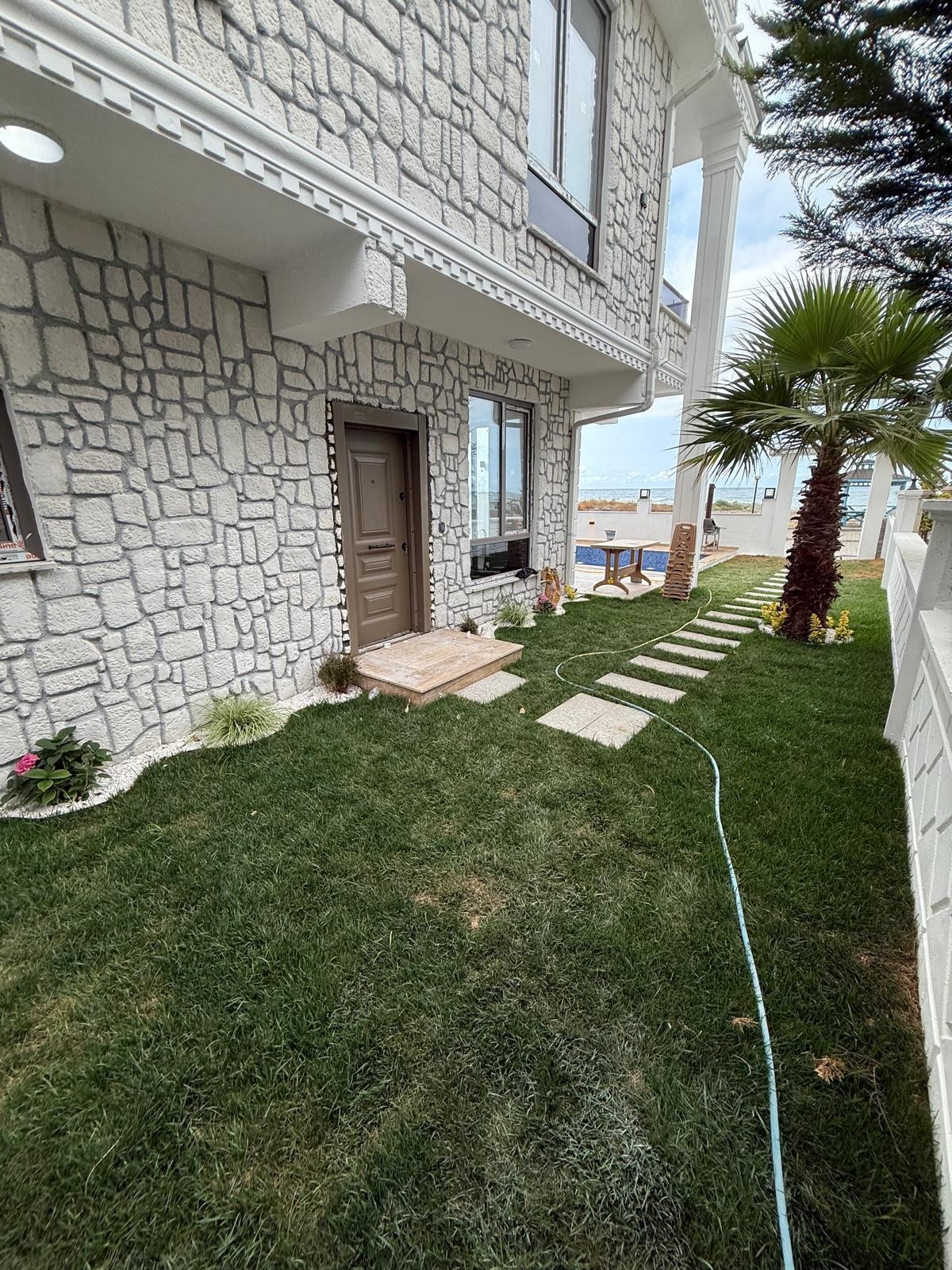 DENİZE SIFIR, ALAÇATI TAŞ KONSEPT, EBEVEYN BANYOLU, HAVUZLU, YERDEN ISITMA 4+1 TRİPLEKS VİLLA! KOCAALİ ALANDERE MH