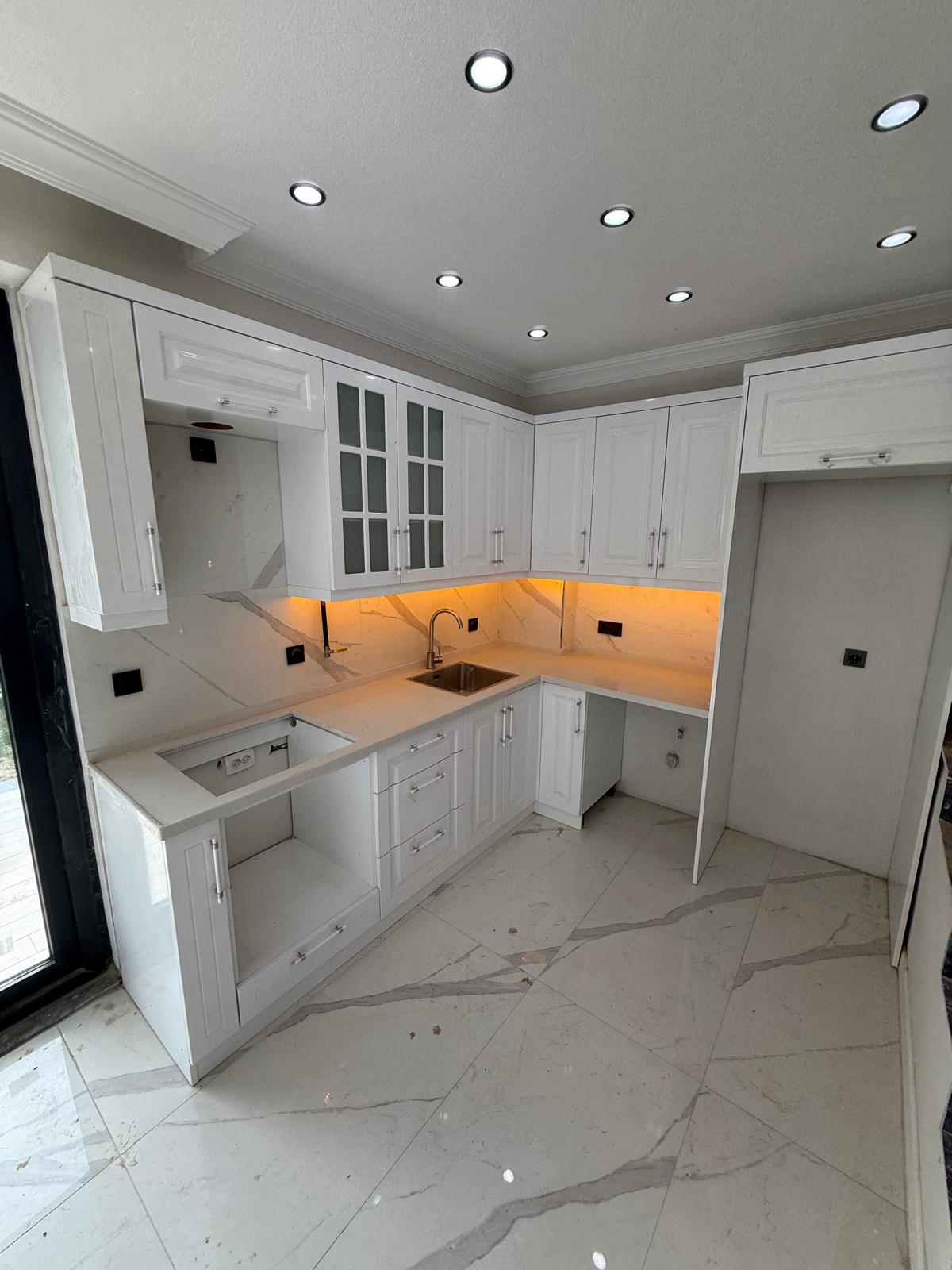 PLAJA 110METRE, ÖN CEPHE, LÜKS DİZAYN, EBEVEYN BANYO F/P TRİPLEKS 3+1 VİLLA! KOCAALİ ALANDERE MH