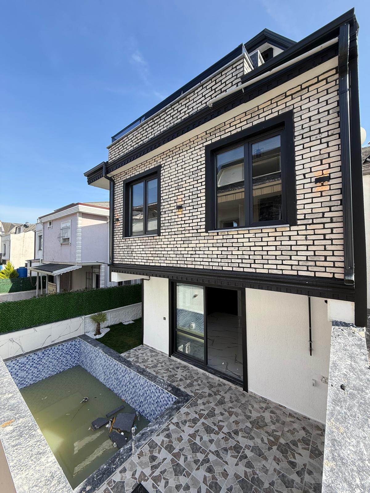 HAVUZLU, ARKA CEPHE, PLAJA 70METRE, LÜKS DİZAYN, YERDEN ISITMA 3+1 TRİPLEKS VİLLA! KOCAALİ ALANDERE MH