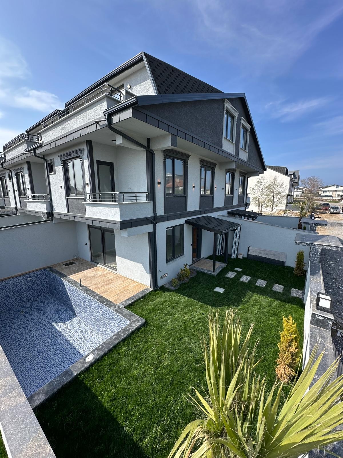 BAĞIMSIZ MÜSTAKİL GİRİŞ, GENİŞ BAHÇE ALANLI, YERDEN ISITMA, HAVUZLU 4+1 TRİPLEKS VİLLA! KOCAALİ ALANDERE MH