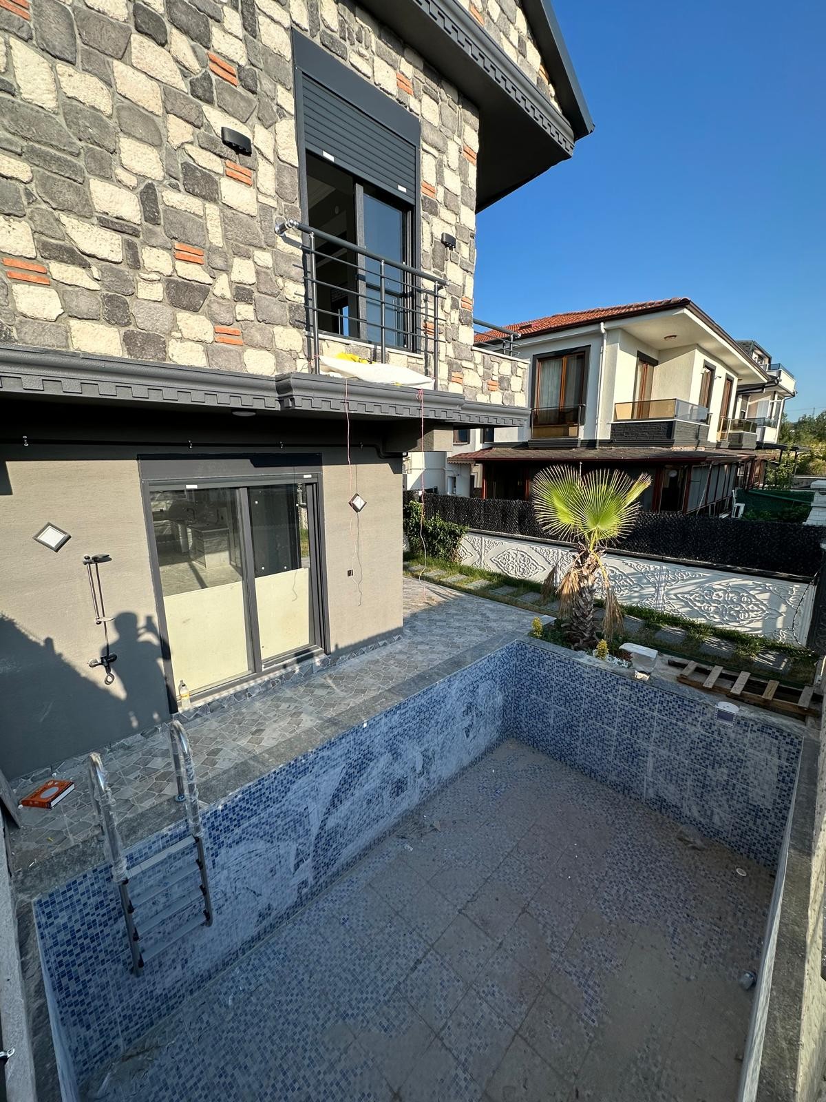 AYRIK NİZAM, 155m2 ARSA İÇİNDE, KOMPLE PANJURLU, HAVUZLU, ULTRA GENİŞ BAHÇE 4+1 TRİPLEKS VİLLA! KOCAALİ ALANDERE MH