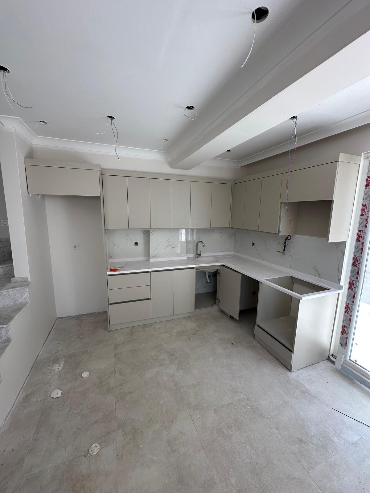 ALAÇATI TAŞ KONSEPT, DENİZ MANZARALI, MERKEZ PLAJ, HAVUZLU, EBEVEYN BANYOLU 3+1 TRİPLEKS VİLLA! KOCAALİ YALI MH