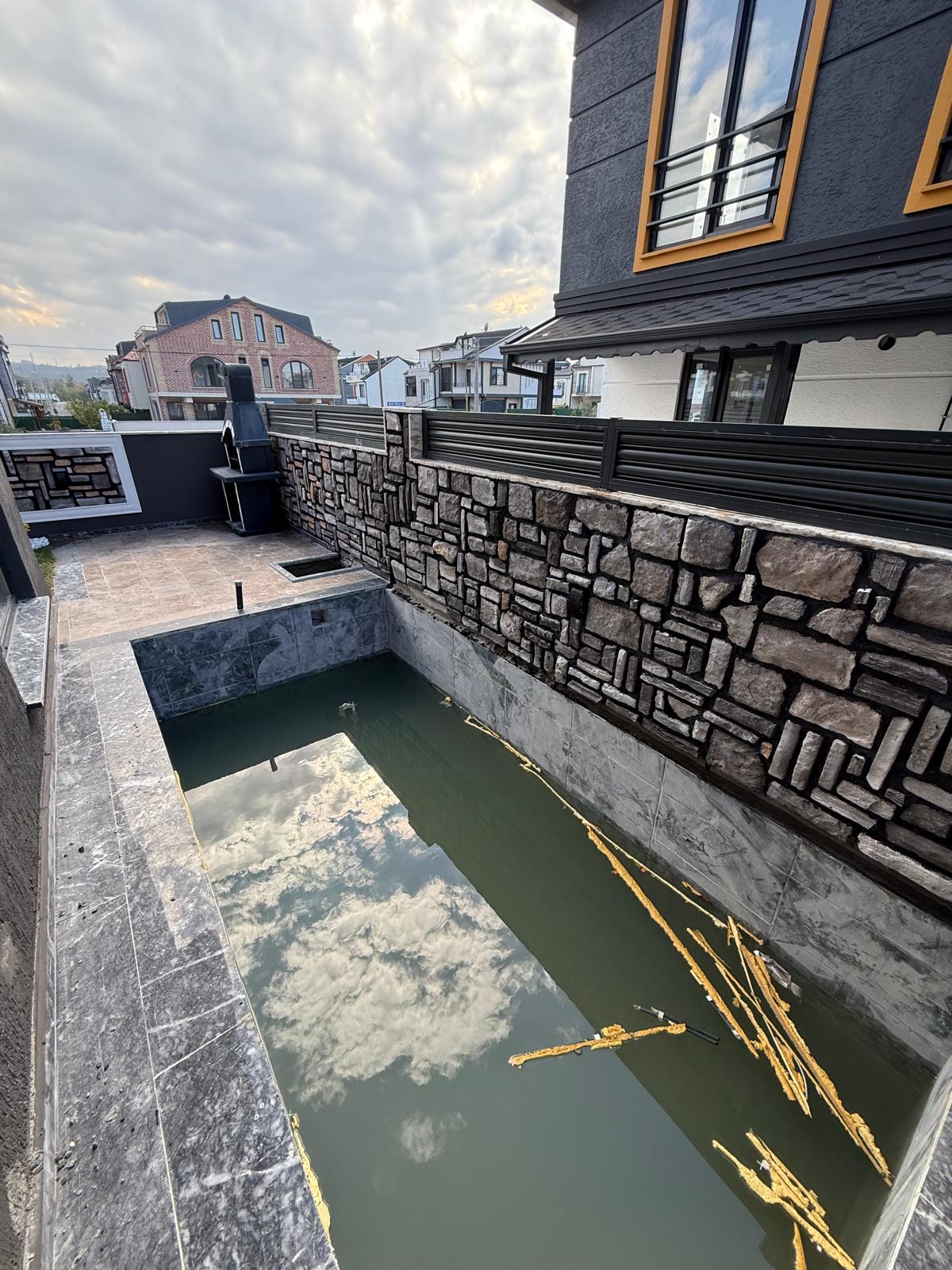 MERKEZ PLAJ-PLAJA 110 METRE, LÜKS DİZAYN, HAVUZLU, BARBEKÜLÜ 3+1 TRİPLEKS VİLLA! KOCAALİ YAYLA MH