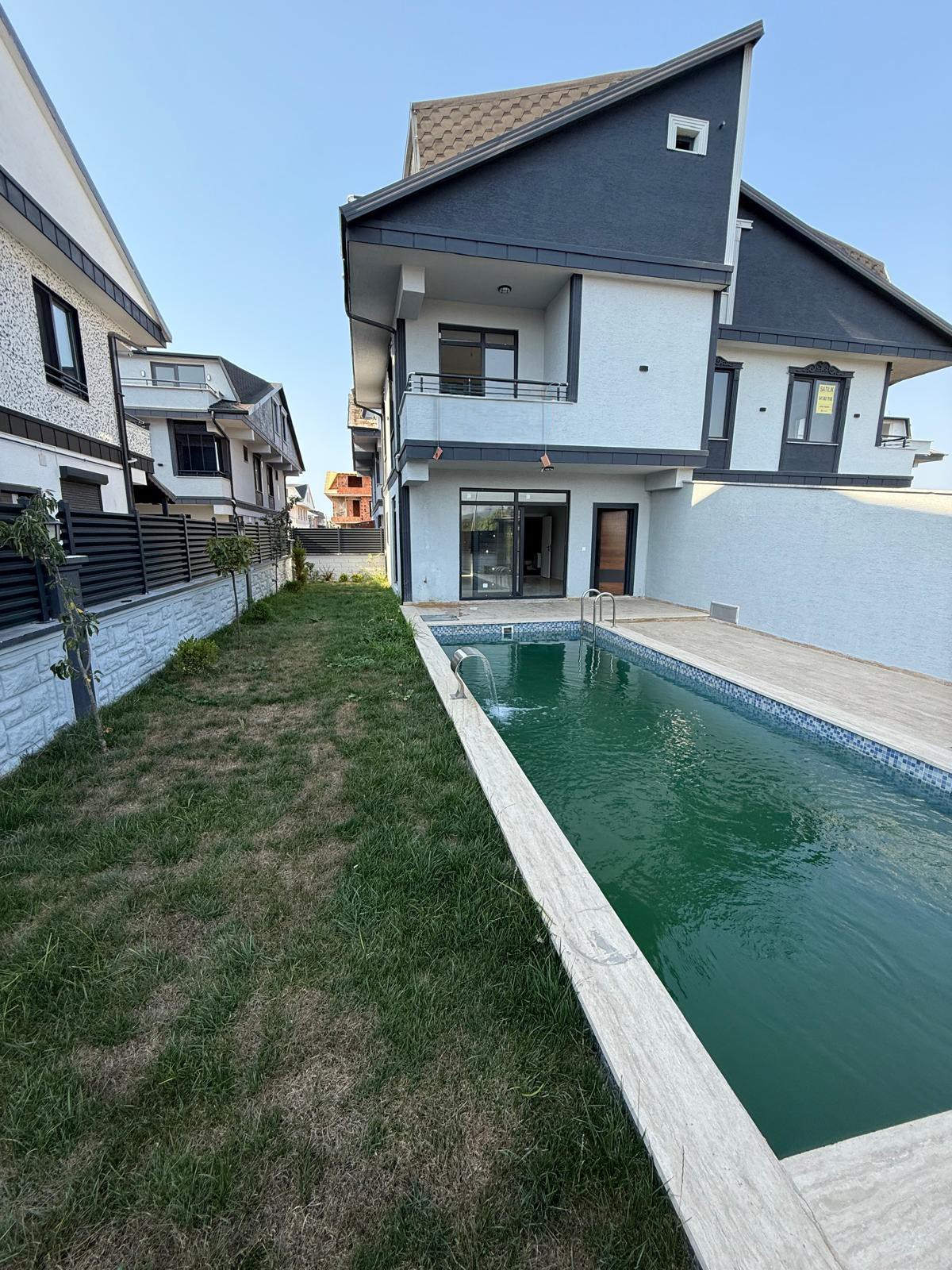 HAVUZLU, ULTRA BÜYÜK BAHÇE, MERKEZ PLAJ, EBEVEYN BANYOLU 4+1 TRİPLEKS VİLLA! KOCAALİ YAYLA MH