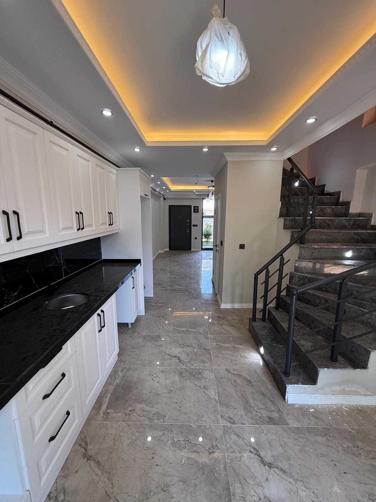 PLAJA 300METRE, YERDEN ISITMA, GENİŞ BİNA ALANLI, ÇİFT BAHÇE 4+1 TRİPLEKS VİLLA! KOCAALİ ALANDERE MH