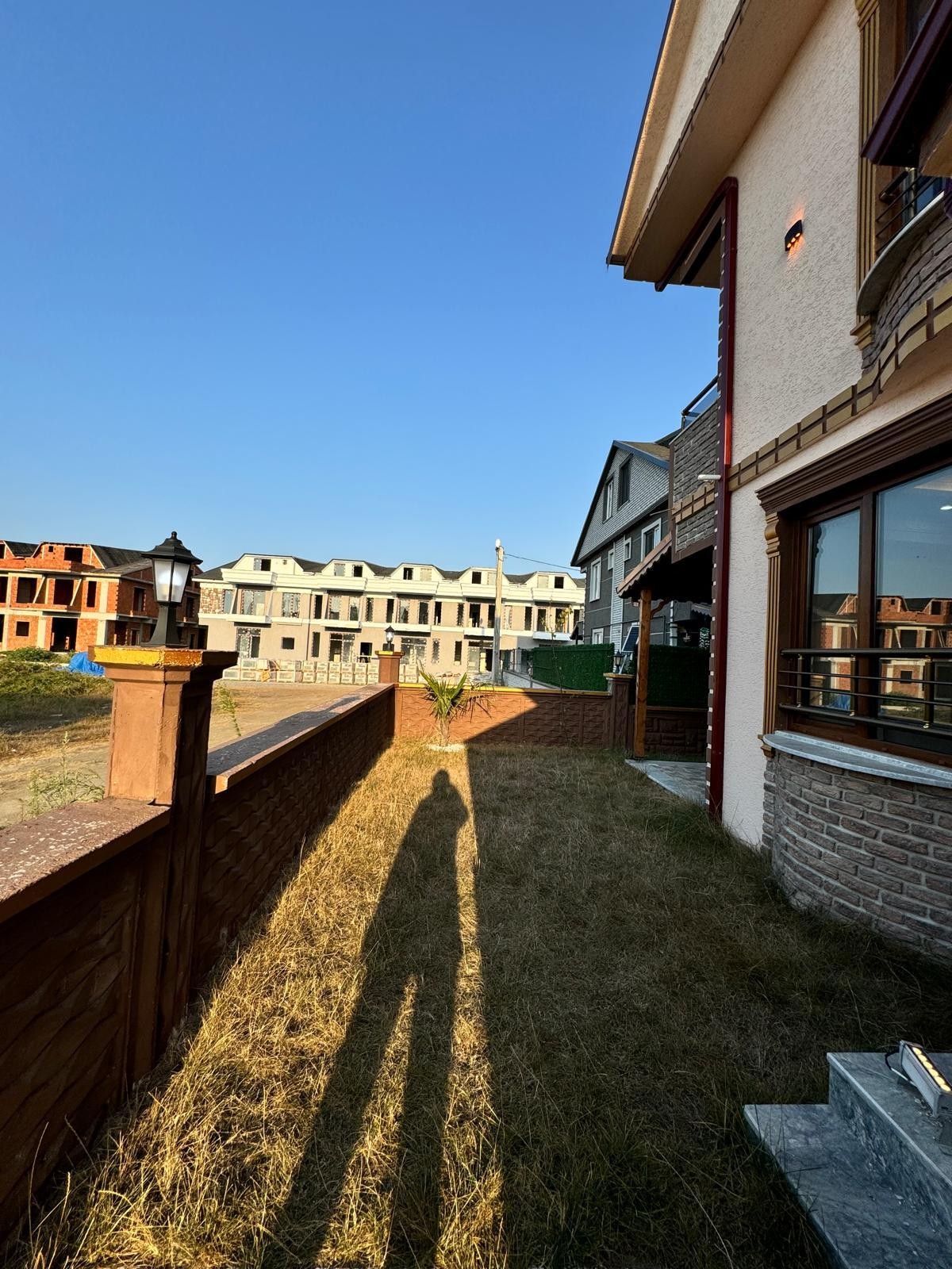 245m2 ARSA İÇİNDE, LÜKS TASARIM, AYRI MUTFAK, VERANDALI 4+1 TRİPLEKS! KOCAALİ ALANDERE MH