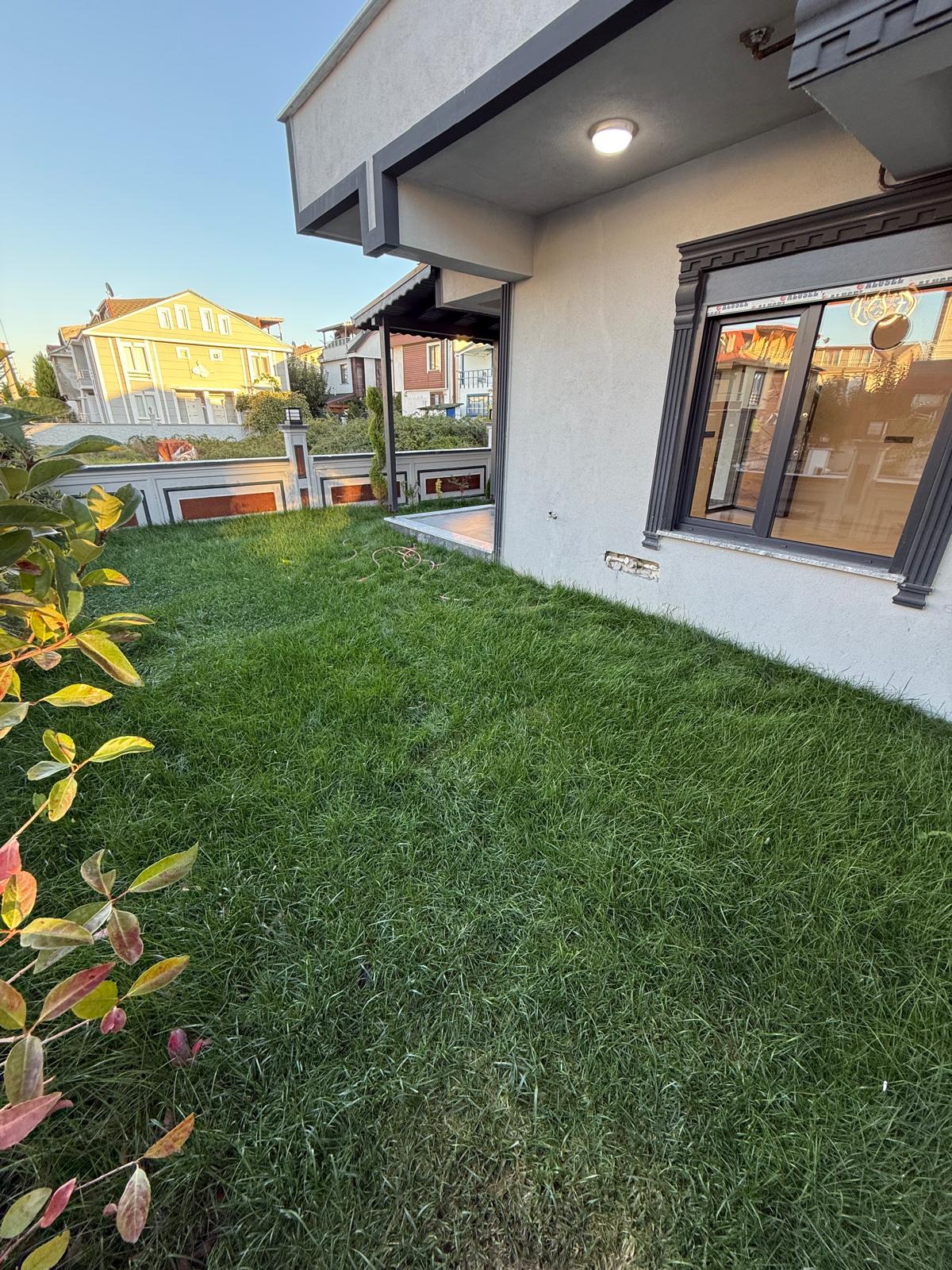 KÖŞE PARSEL, ULTRA GENİŞ BAHÇE, MERKEZ PLAJ, AYRI KONSEPT MUTFAK  4+1 TRİPLEKS VİLLA! KOCAALİ YALI MH