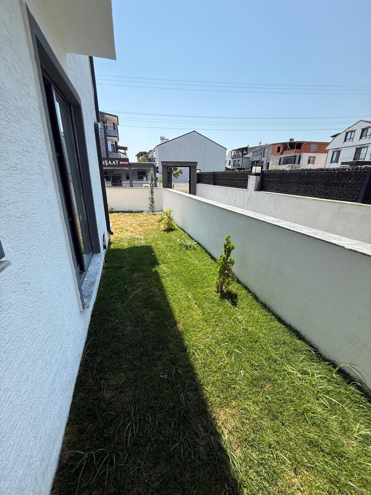 MERKEZ PLAJ, MÜSTAKİL GİRİŞ-BAHÇE, EBEVEYN BANYOLU 3+1 TRİPLEKS VİLLA! KOCAALİ YALI MH