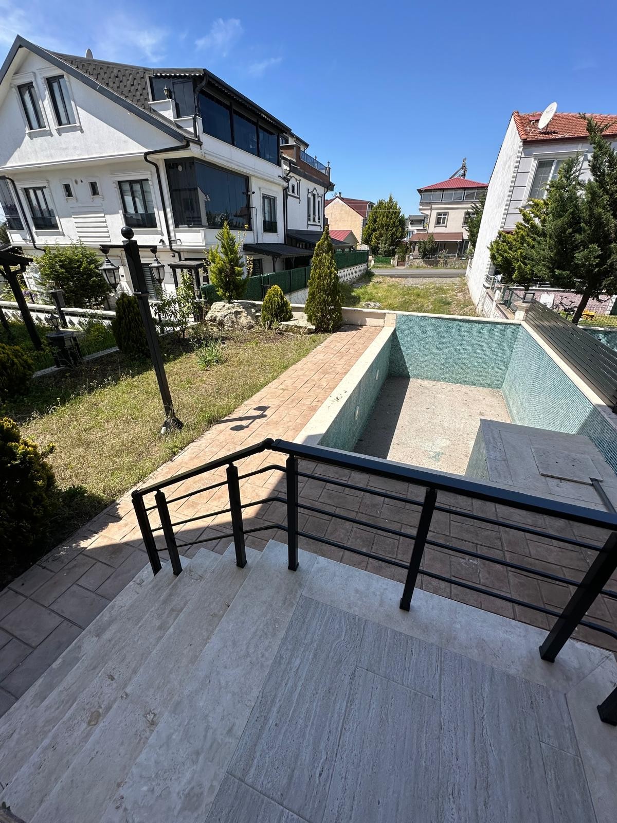 KENDİNE GARAJLI, LÜKS TAŞ KONSEPT TASARIM, MERKEZ PLAJ, GENİŞ BAHÇE ALANLI, HAVUZLU 4+1 TRİPLEKS VİLLA! KOCAALİ YALI MH