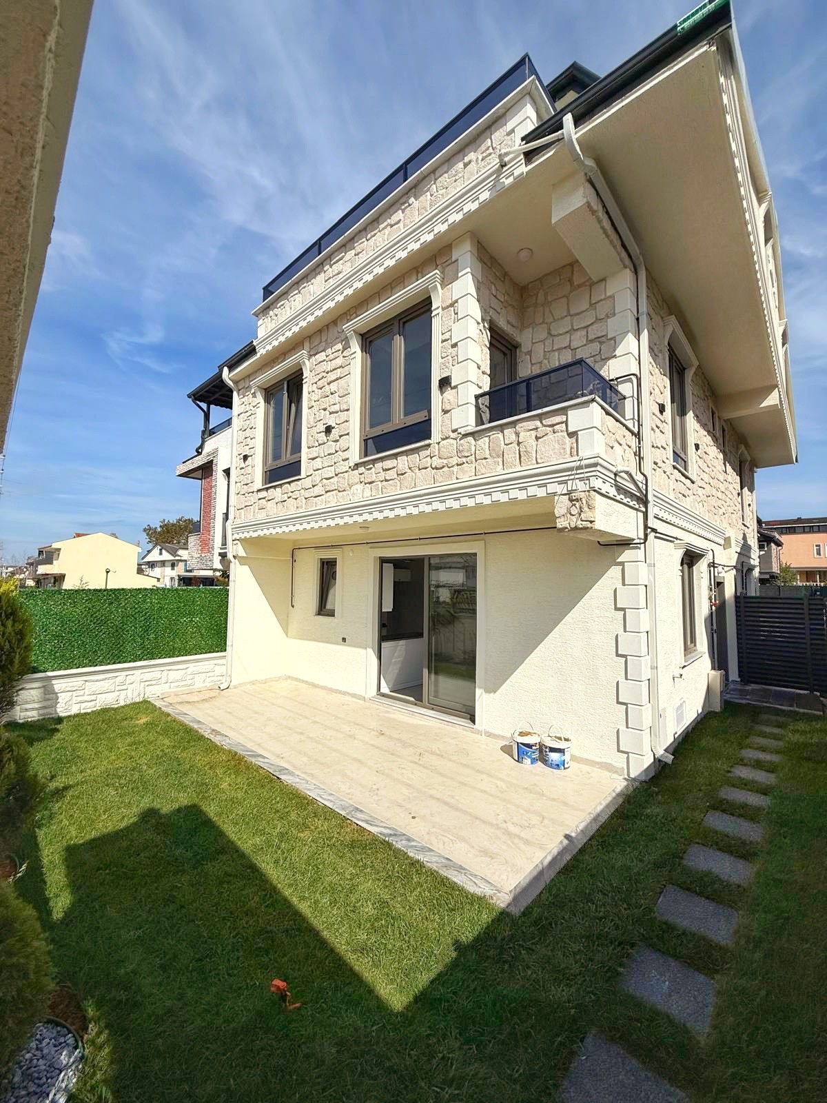 ÖN CEPHE, LÜKS DİZAYN, ÖN-ARKA CEPHE SEÇENEKLİ, GRANİT ZEMİN, YERDEN ISITMA 4+1 TRİPLEKS VİLLA! KOCAALİ ALANDERE MH