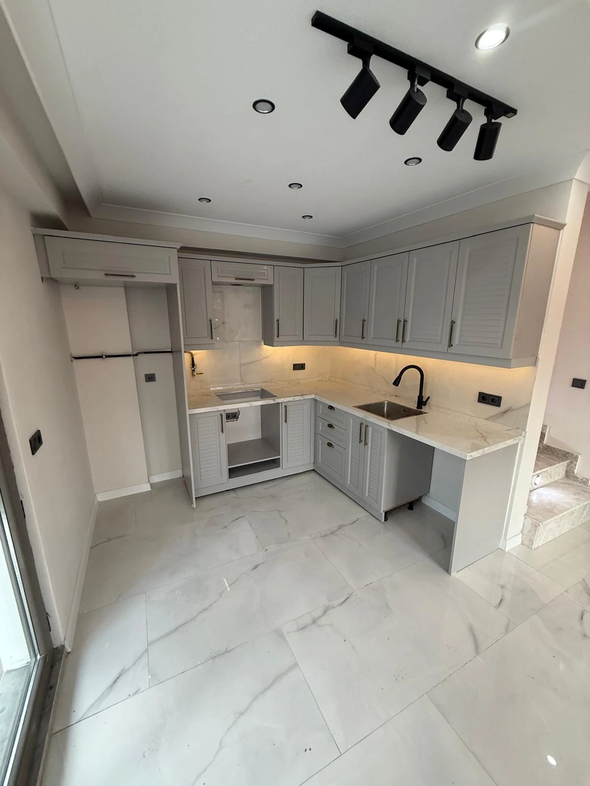 MERKEZ PLAJ, F/P, ARKA CEPHE, LÜKS DİZAYN, ALAÇATI TAŞ KONSEPT, EBEVEYN BANYO 3+1 TRİPLEKS VİLLA! KOCAALİ YALI MH