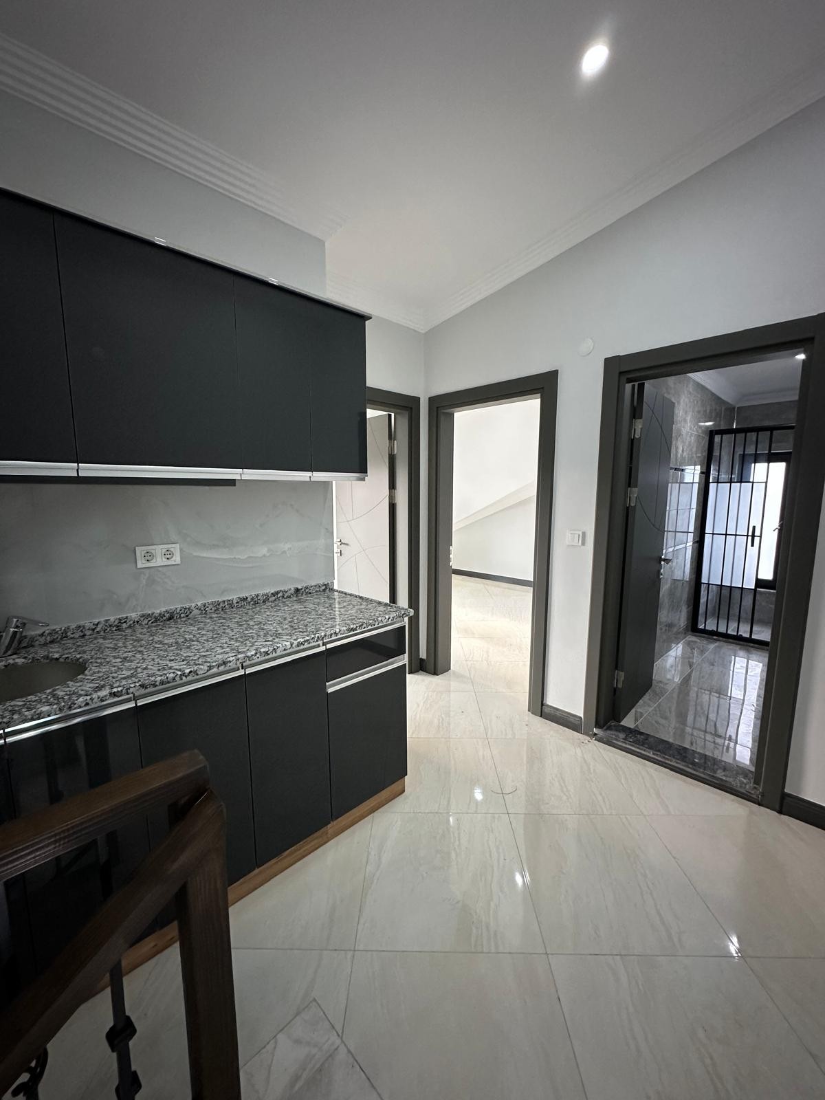 LÜKS DİZAYN, KOMPLE PANJURLU, YERDEN ISITMA 4+1 TRİPLEKS VİLLA! KOCAALİ YALI MH