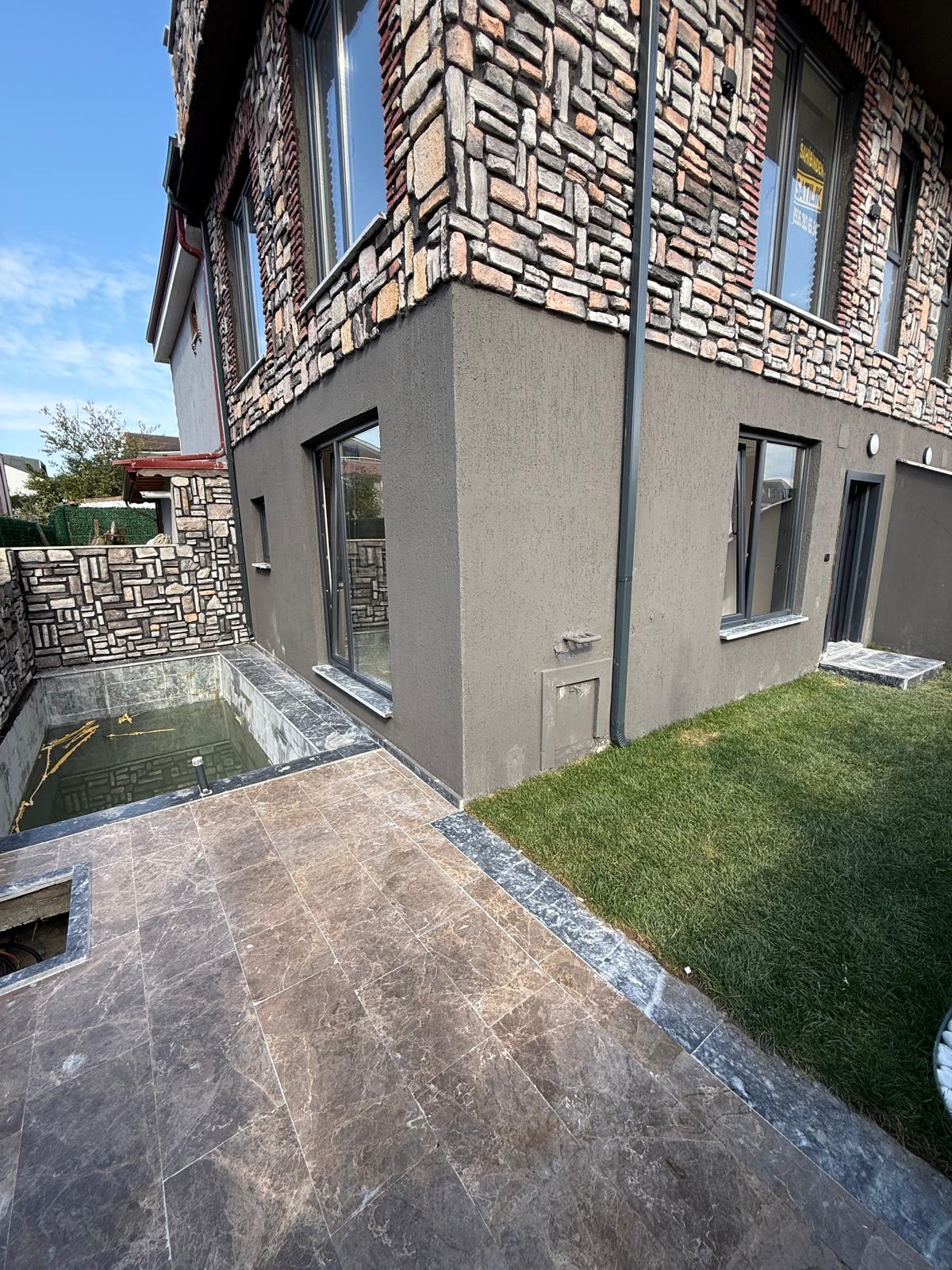 MERKEZ PLAJ-PLAJA 110 METRE, LÜKS DİZAYN, HAVUZLU, BARBEKÜLÜ 3+1 TRİPLEKS VİLLA! KOCAALİ YAYLA MH