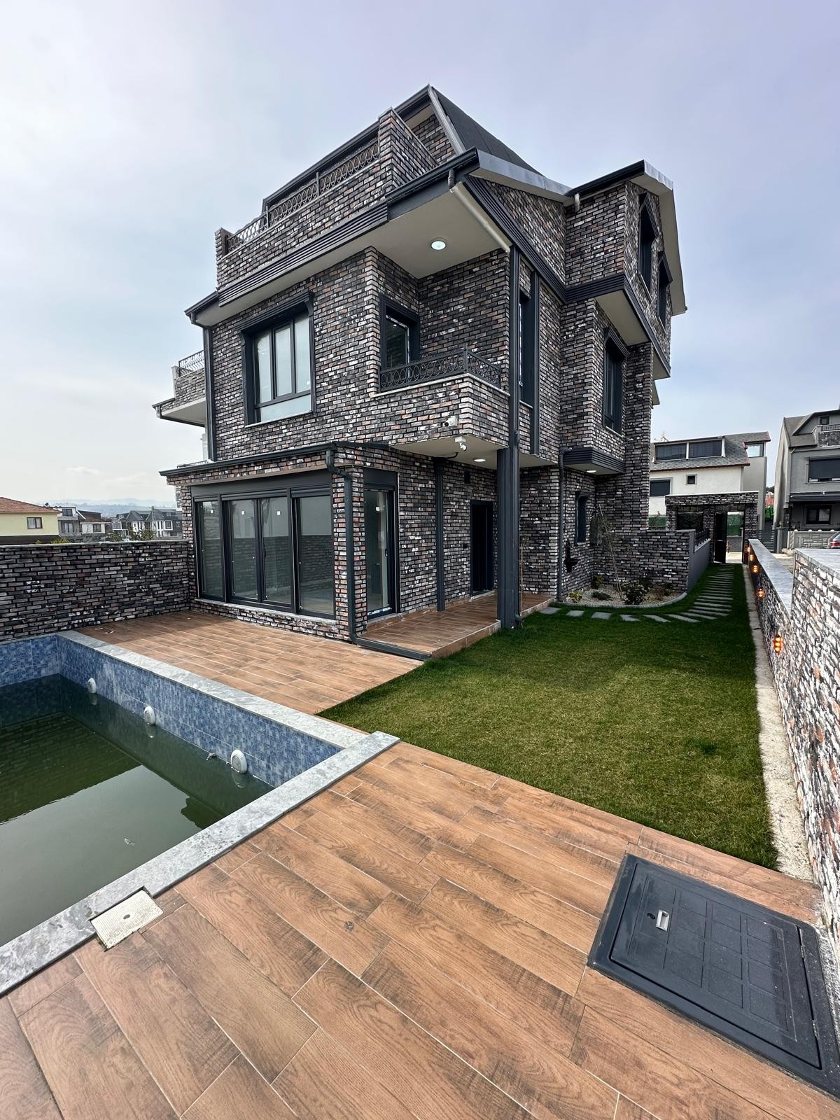 DENİZE 50 METRE, TAŞ KONSEPT, BARBEKÜLÜ, HAVUZLU, EBEVEYN BANYOLU 3+1 TRİPLEKS VİLLA! KOCAALİ ALANDERE MH 