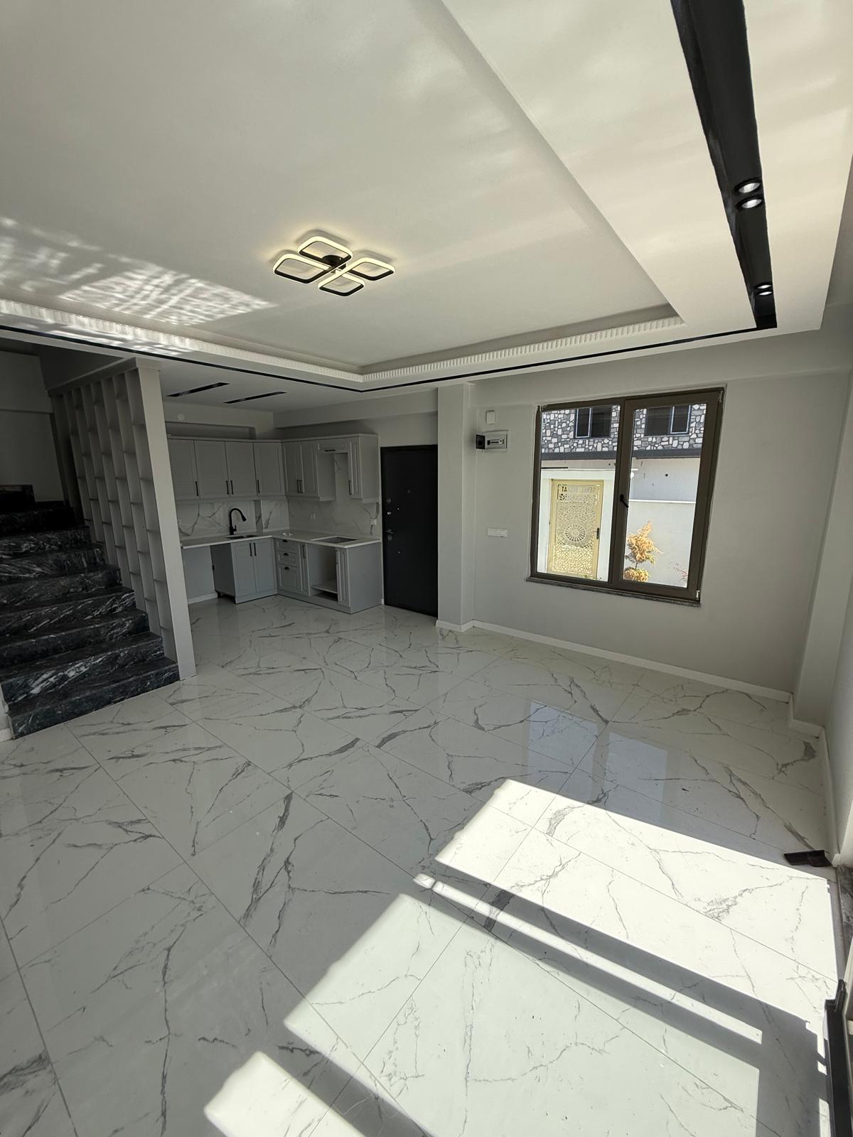 KÖŞE PARSEL, MERKEZ PLAJ, ULTRA GENİŞ BAHÇE, HAVUZLU, EBEVEYN BANYOLU, ALAÇATI TAŞ KONSEPT 4+1 TRİPLEKS VİLLA! KOCAALİ YAYLA MH