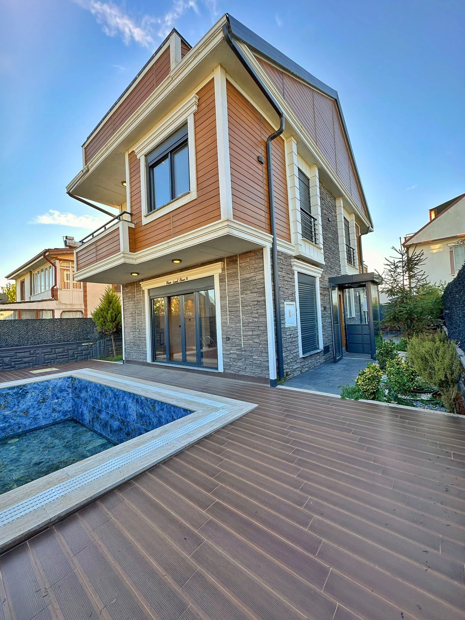 ULTRA LÜKS, 216m2 ARSA İÇİNDE TAM BAĞIMSIZ MÜSTAKİL! HAVUZLU, JAKUZİLİ, ULTRA GENİŞ BAHÇE, KENDİNE GARAJLI 4+1 TRİPLEKS VİLLA! KOCAALİ ALANDERE MH