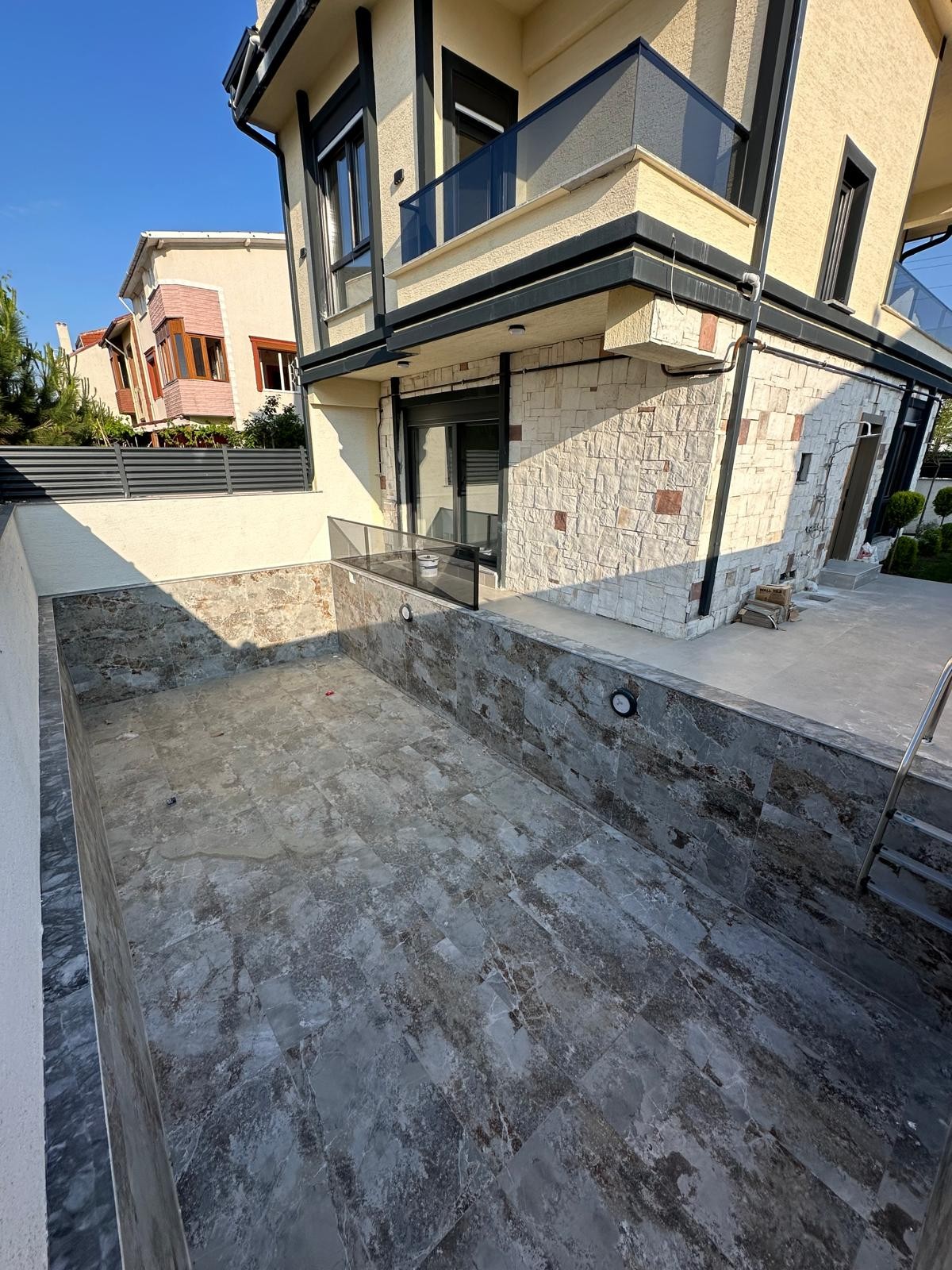 162m2 ARSA İÇİNDE TAM BAĞIMSIZ MÜSTAKİL, HER KAT DENİZ MANZARALI(3.PARSEL), ISITMALI HAVUZLU(40m2), MERKEZ PLAJ 4+1 TRİPLEKS VİLLA! KOCAALİ YALI MH
