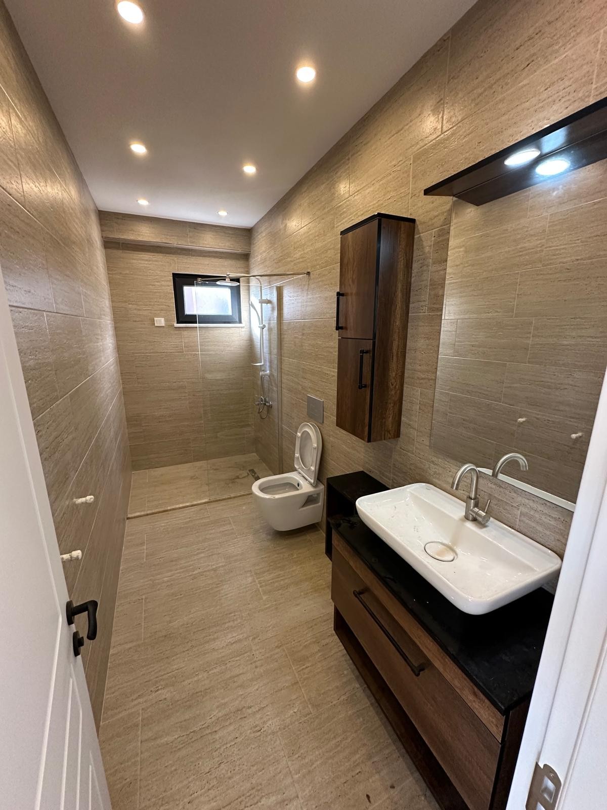 PANJURLU, VERANDALI, OTURUMA HAZIR, EBEVEYN BANYO 3+1 TRİPLEKS VİLLA! KOCAALİ YALI MH
