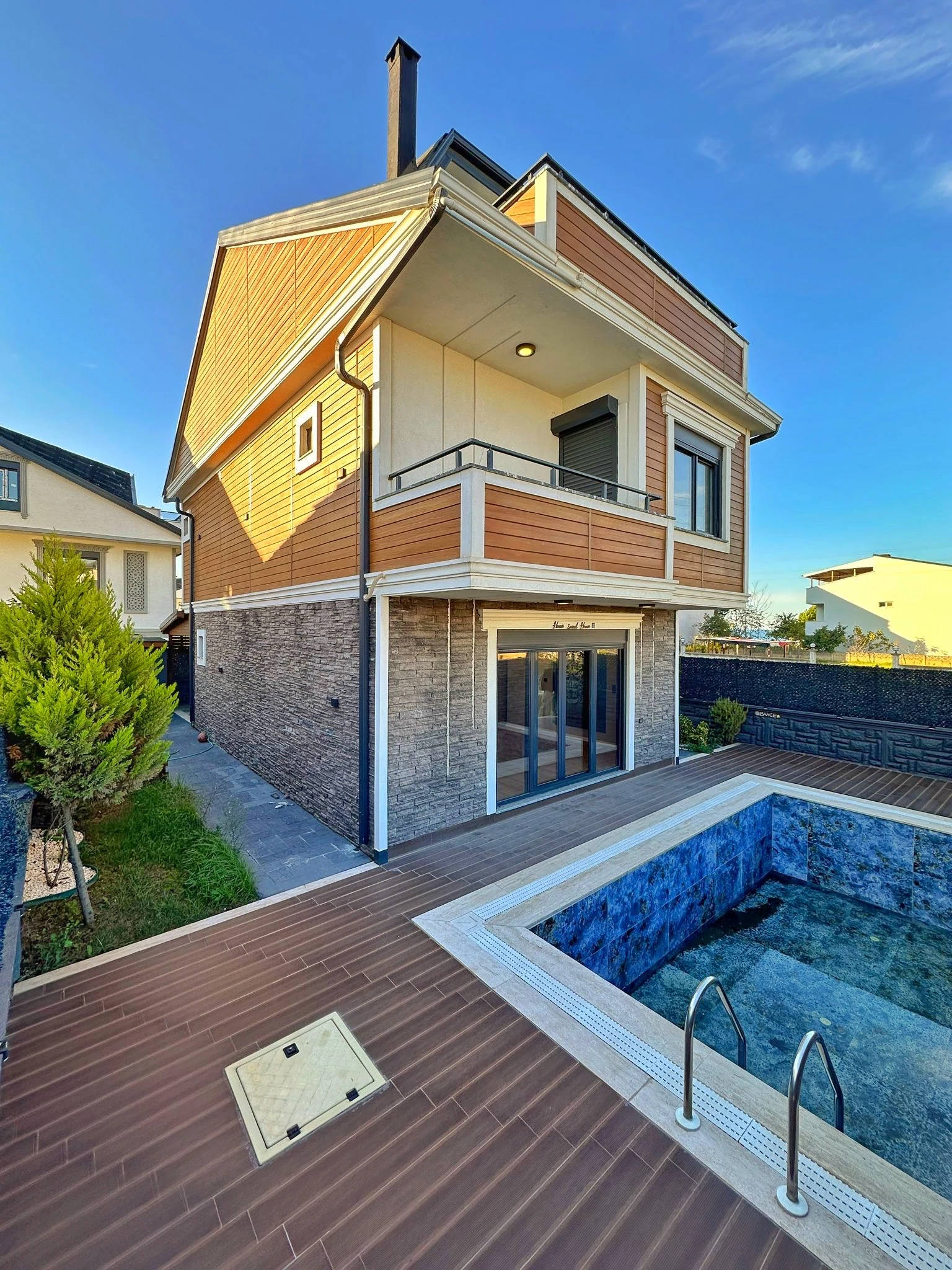 ULTRA LÜKS, 216m2 ARSA İÇİNDE TAM BAĞIMSIZ MÜSTAKİL! HAVUZLU, JAKUZİLİ, ULTRA GENİŞ BAHÇE, KENDİNE GARAJLI 4+1 TRİPLEKS VİLLA! KOCAALİ ALANDERE MH