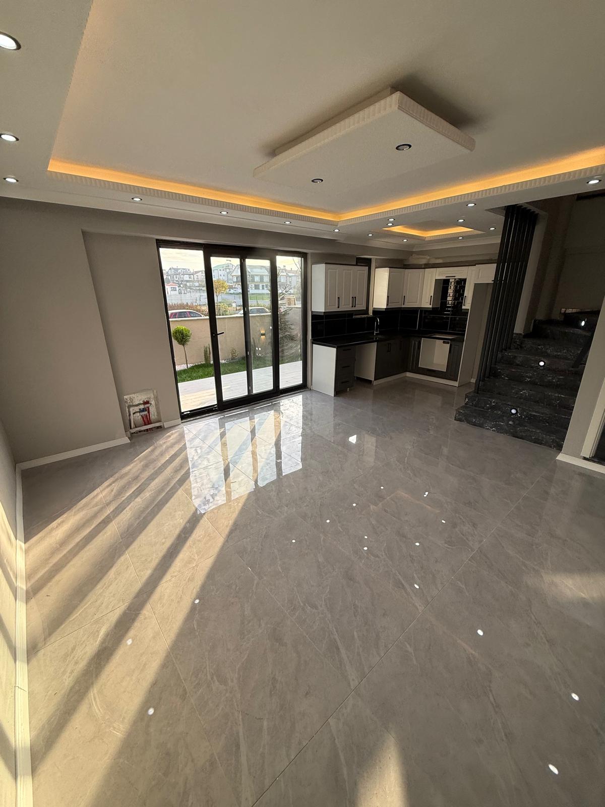 MERKEZ PLAJ, ÖN CEPHE, LÜKS DİZAYN, 105m2 KENDİNE AİT ARSASI, EBEVEYN BANYO 3+1 TRİPLEKS VİLLA! KOCAALİ YALI MH