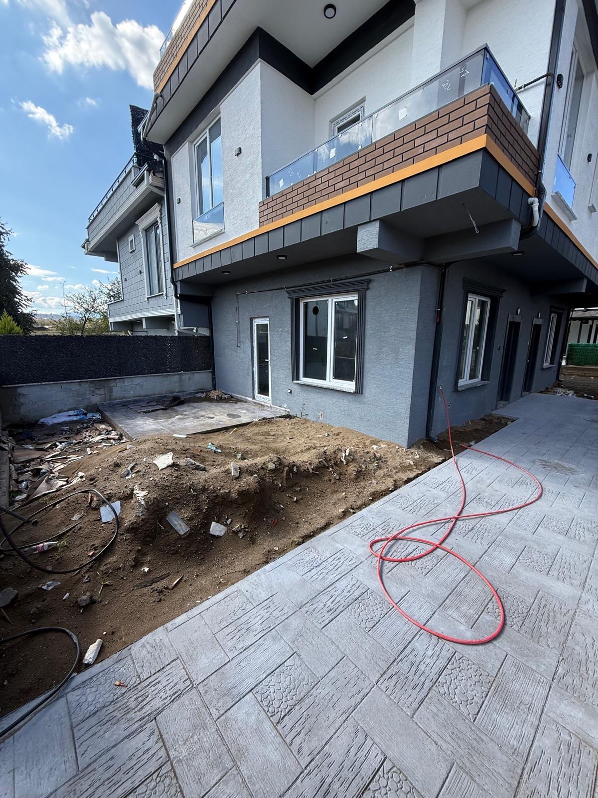 ÖN CEPHE, GENİŞ BİNA-BAHÇE ALANLI, LÜKS DİZAYN, YERDEN ISITMA 3+1 TRİPLEKS VİLLA! KOCAALİ ALANDERE MH