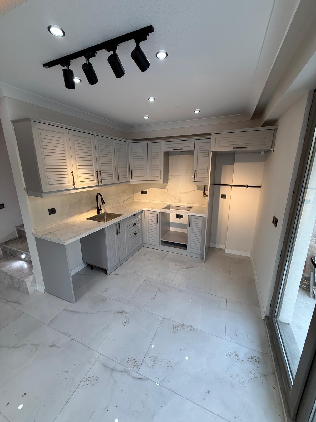 MERKEZ PLAJ, FIRSAT FİYAT, ÖN CEPHE, LÜKS DİZAYN, ALAÇATI TAŞ KONSEPT, EBEVEYN BANYO 3+1 TRİPLEKS VİLLA! KOCAALİ YALI MH