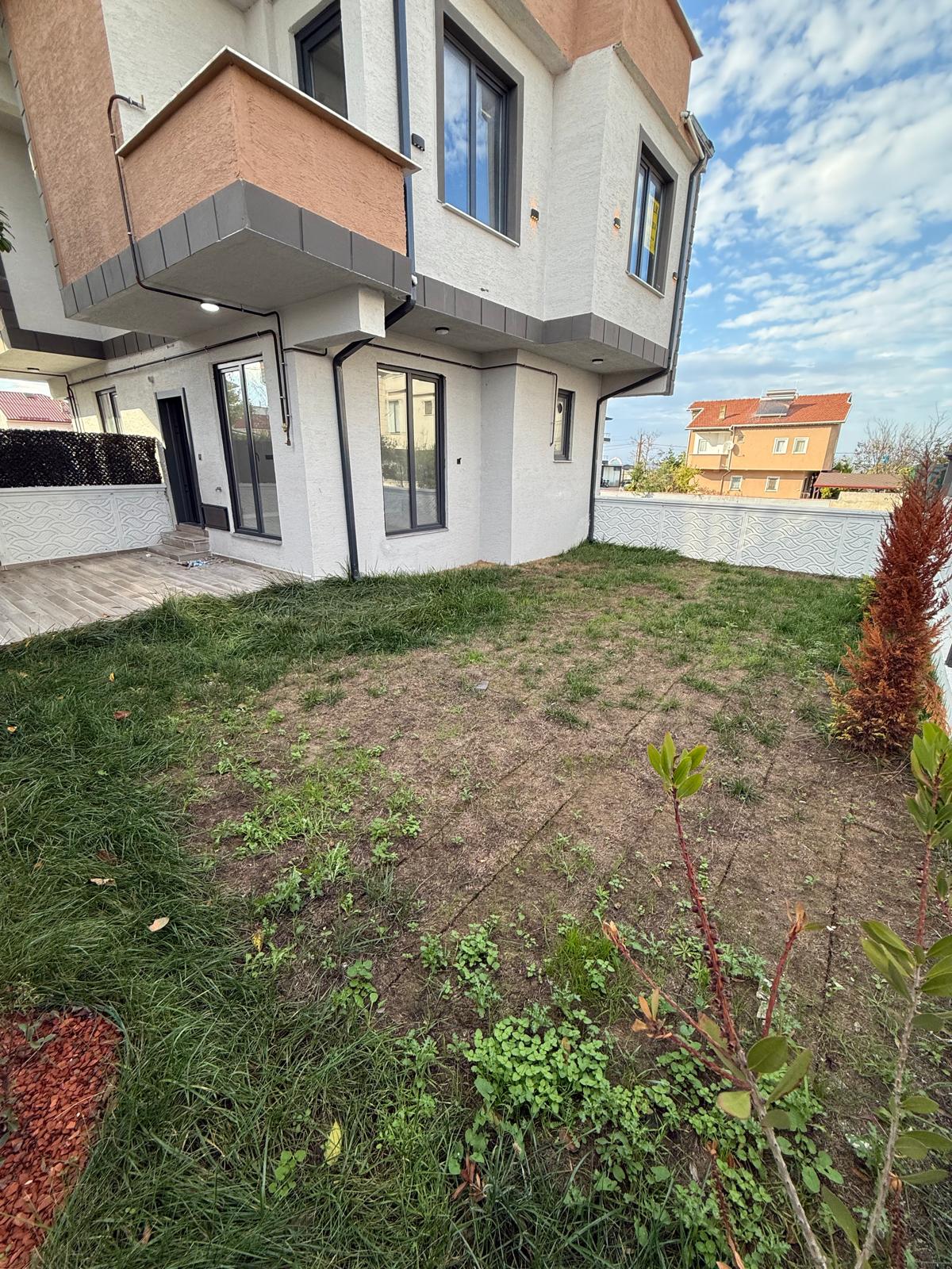 MERKEZ PLAJ, ULTRA GENİŞ BAHÇE, TERAS DENİZ MANZARALI, PLAJA 85METRE 3+1 TRİPLEKS VİLLA! KOCAALİ YAYLA MH