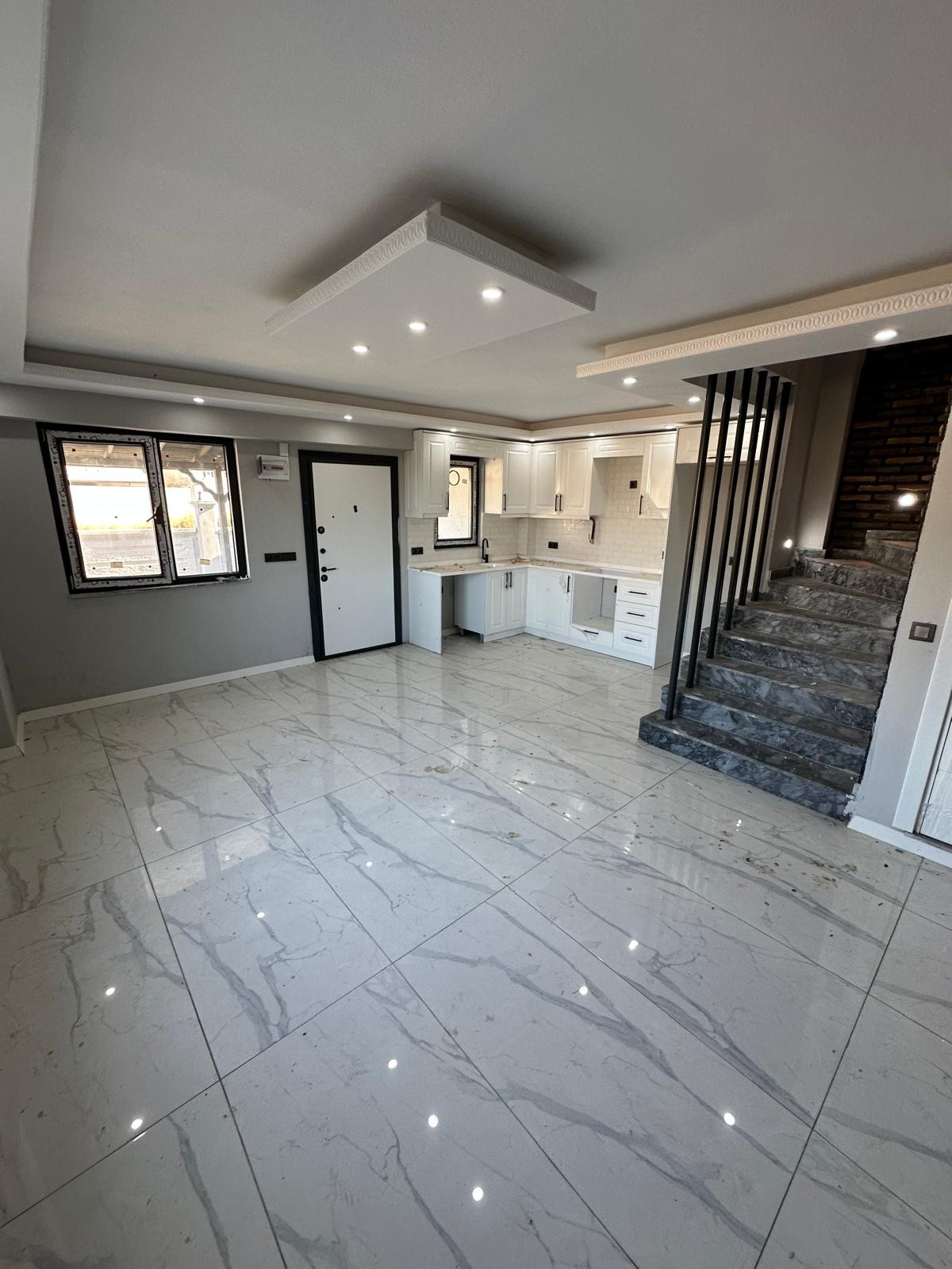 MERKEZ PLAJ, KOMPLE GRANİT ZEMİN, EBEVEYN BANYO, VERANDALI 3+1 TRİPLEKS VİLLA! KOCAALİ YAYLA MH