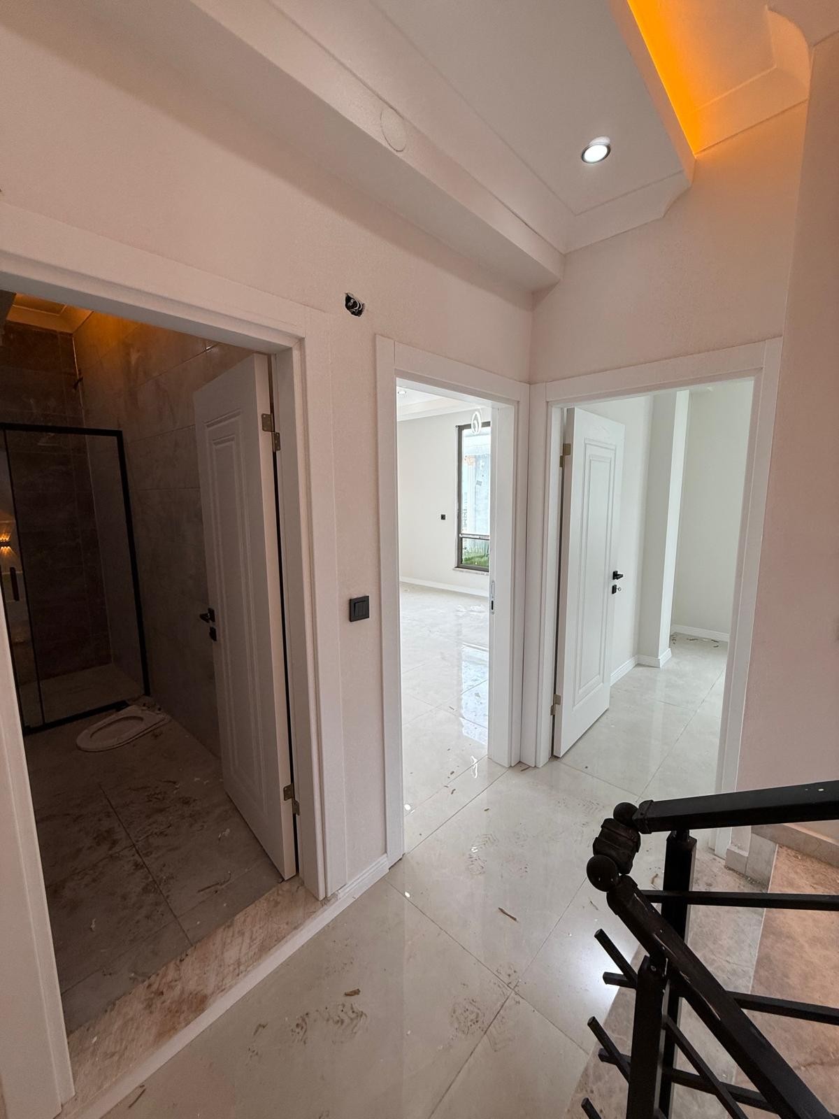 DENİZE SIFIR, ALAÇATI TAŞ KONSEPT, EBEVEYN BANYOLU, HAVUZLU, YERDEN ISITMA 4+1 TRİPLEKS VİLLA! KOCAALİ ALANDERE MH