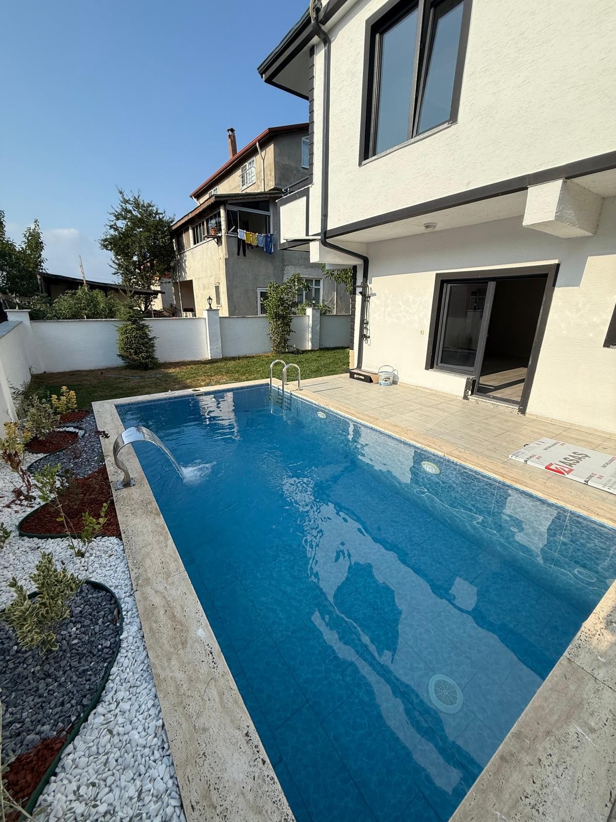 EMSALSİZ ULTRA GENİŞ BAHÇE, HAVUZLU, KENDİNE GARAJLI, MERKEZ PLAJ, F/P 4+1 TRİPLEKS VİLLA! KOCAALİ YALI MH