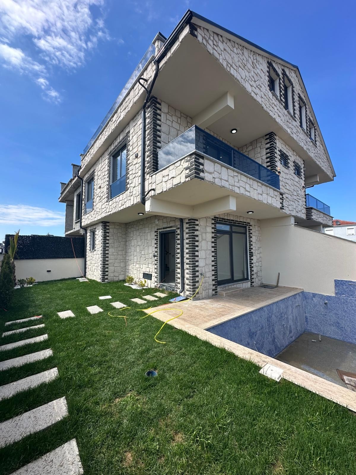 ALAÇATI TAŞ KONSEPT, DENİZE 50M-MANZARALI(3.PARSEL), HAVUZLU, GENİŞ BAHÇE ALANLI, F/P 4+1 TRİPLEKS VİLLA! KOCAALİ ALANDERE MH